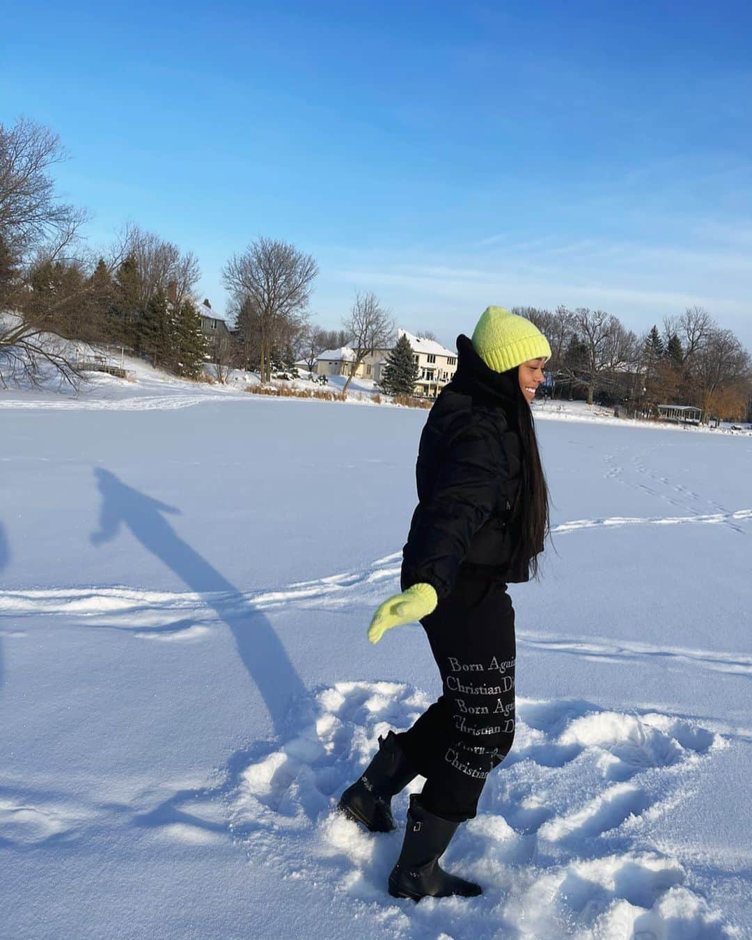 ジョーディン・ウッズさんのインスタグラム写真 - (ジョーディン・ウッズInstagram)「first time walking on a frozen lake🥶 Happy New Year! 🥰 stay blessed 🙏🏽」1月2日 7時20分 - jordynwoods