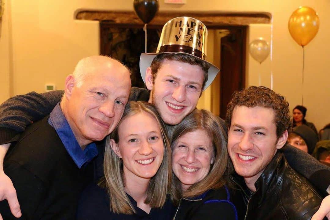 ジェイソン・ブラウンのインスタグラム：「HAPPY NEW YEAR EVERYONE!   Although this was taken a year ago, we still pretty much look the same!   Stay safe!   ❤️, The Brown Family! 🎉」
