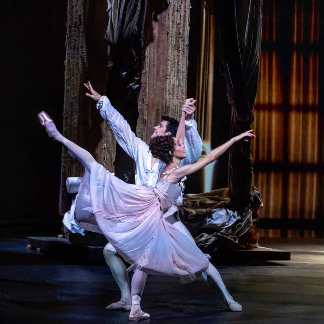 のインスタグラム：「@nicolettamanni #manon #danzaconme」