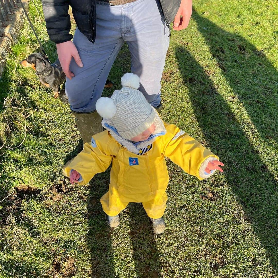 ペオニー・リムのインスタグラム：「New Year’s Day walks. Duck suits, slippery muddy puddles, carrying wet dogs up hills and over bridges, breathtaking views and the realisation road tyres aren’t going to cut it. #mummalim」