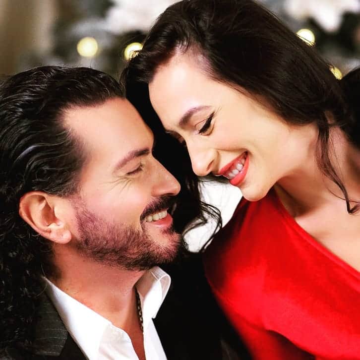 カタリナ・ポノルのインスタグラム：「2020 a fost un an greu ..... Un an cu incercari, provocari, cumva pus pe "pauza" pentru toata lumea, dar cred eu, ca ne-a invatat, sa avem rabdare, sa ne bucuram unii  de ceilalti, sa petrecem mai mult timp cu cei apropiati, sa ne cunoastem  mai bine, sa ne iubim mai mult, sa ne dam seama cine ne este prieten sau nu,etc...  Imi doresc ca anul 2021 sa vina in forta cu tot ce e mai bun, sa avem cu totii parte de liniste, bucurii, realizari, vise implinite si nu in ultimul rand.... Orice ar fi.... NU UITATI SA ZAMBITI! La multi ani 2021! La multi ani tuturor! 🎁🎉🎉🥳🙏🙏 Multumesc @bogdan_ristea_jianu pentru un 2020 minunat 😍🙏 #happynewyear」