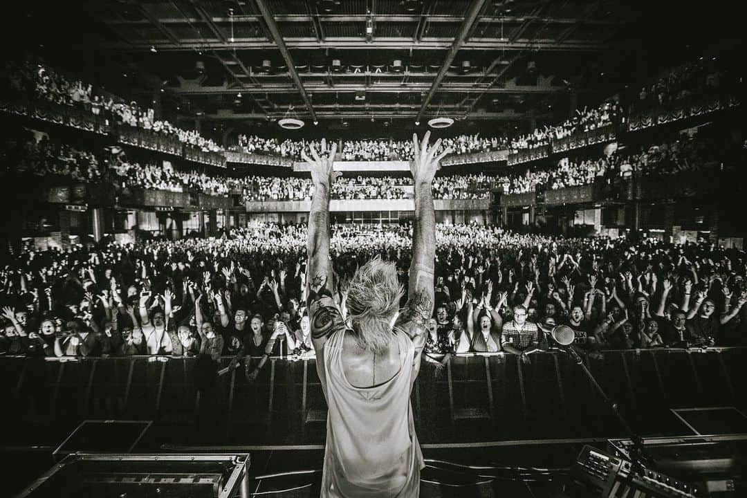 ウォーク・ザ・ムーンのインスタグラム：「2021 — couldn’t be happier to see you. we’re really just looking forward to the moment when we can all be in the same room again, singing our hearts out. love you all + Happy New Year  🤍 N, S, + E」