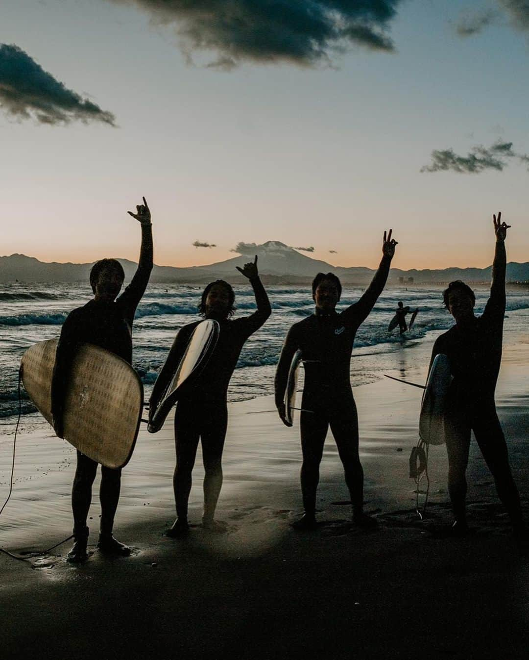 KENNY（吉原健司）さんのインスタグラム写真 - (KENNY（吉原健司）Instagram)「元旦から海入れた🏄🏽‍♂️ 2021年も良い年になりそうだ。 空も最高に綺麗だったなぁ。 みんなは元旦何したの？」1月2日 7時45分 - kenny_yoshihara