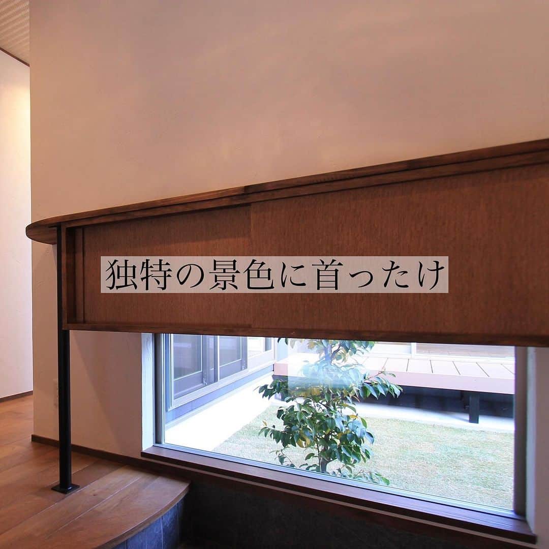 homelife 夢を叶える暮らし方のインスタグラム：「.【地窓で明るい玄関】 . . 地窓はプライバシー性が高く、お庭を見せるのに最適なんです♪ 玄関の印象を大きく変えてくれる地窓はFIX窓にするとインテリア性もUP！ 窓の上部を有効活用できるのも嬉しいです(^^)/ . こちらのお家はアーキホームライフのお施主様邸の施工写真です。 その他の施工写真は、 @homelife_gallery のURLからご覧いただけます。 . 家づくりの資料請求はコチラから @homelife_shiryou . . #玄関ホール #玄関 #玄関インテリア #地窓 #FIX窓 #インテリア #窓 #シンボルツリー #ダウンライト #グランピング #ベランピング #マイホーム #夢のマイホーム #シンプルな暮らし #暮らしを楽しむ #注文住宅 #自由設計 #デザイン住宅 #リノベ #リフォーム #マイホーム計画中の人と繋がりたい #マイホーム計画 #ローコスト住宅 #myhome #homelife_京都 #homelife_大阪 #homelife_兵庫 #ホームライフ #ホームライフ100 #アーキホームライフ」