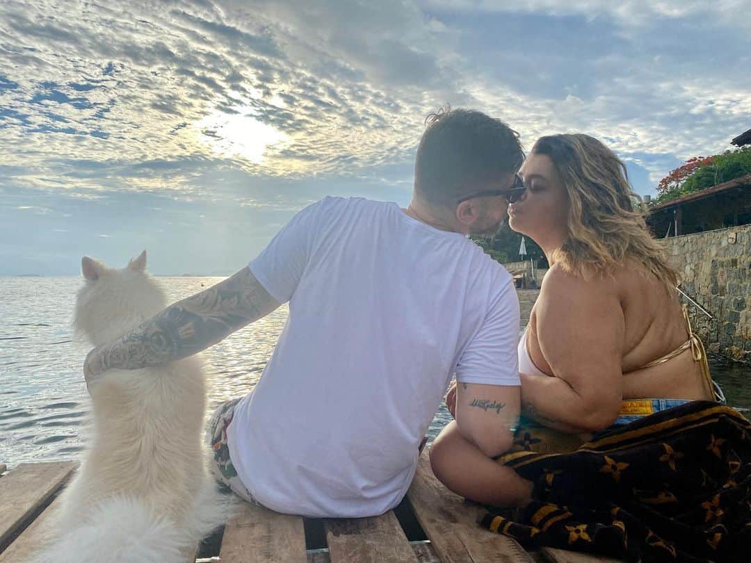 Preta Gilのインスタグラム：「Nosso primeiro dia de 2021 foi exatamente como tem sido nossos últimos 8 anos, juntos com muito amor e calmaria na paz de Oxalá !!! Amo vocês @rodrigogodoy_ e @luapomsky !!! #mozis4ever」