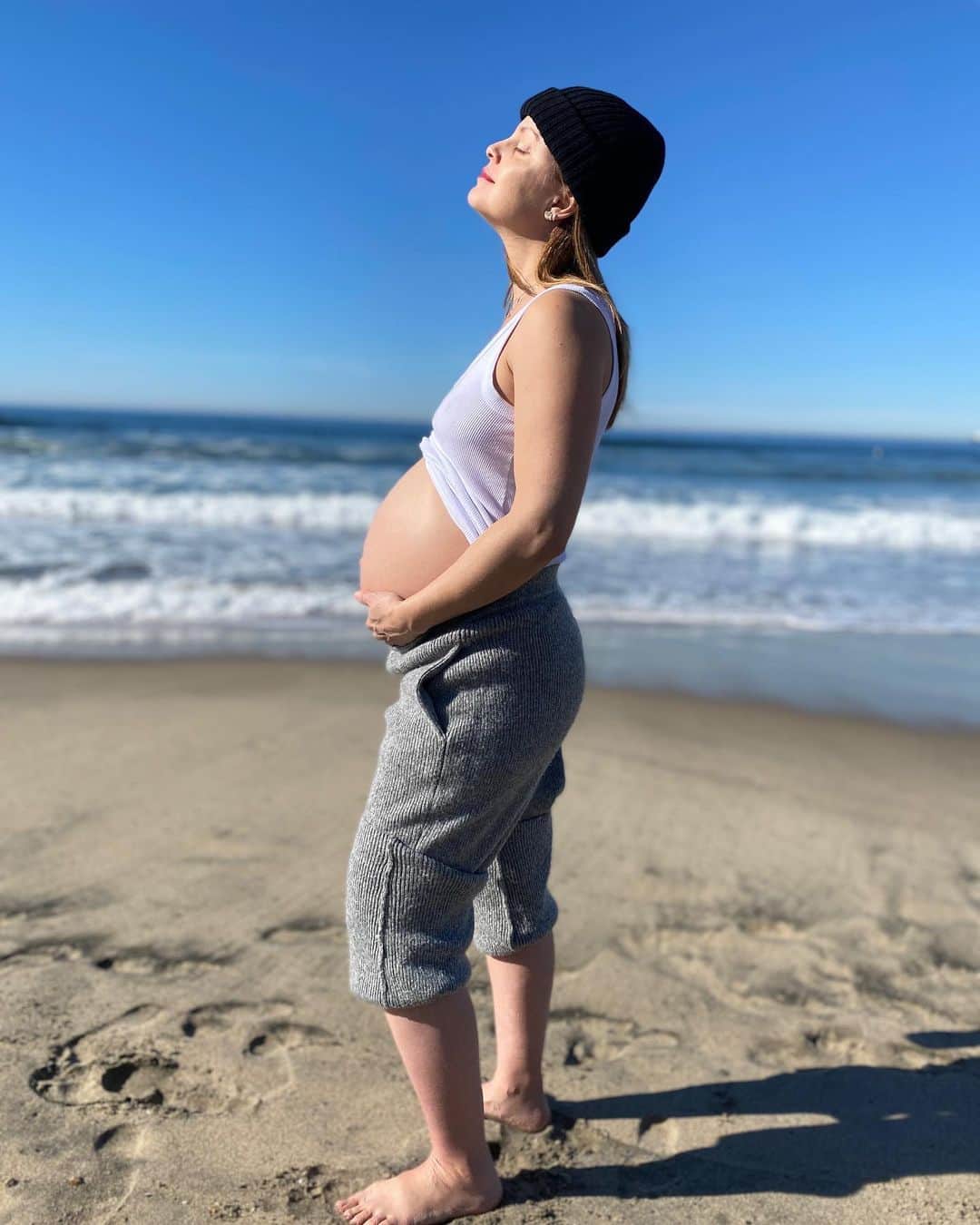 ミーナ・スヴァーリのインスタグラム：「✨🌞The Sun for my son. 👶🏼✨ #HappyNewYear #BabyHope #2021 #MyUniverse」