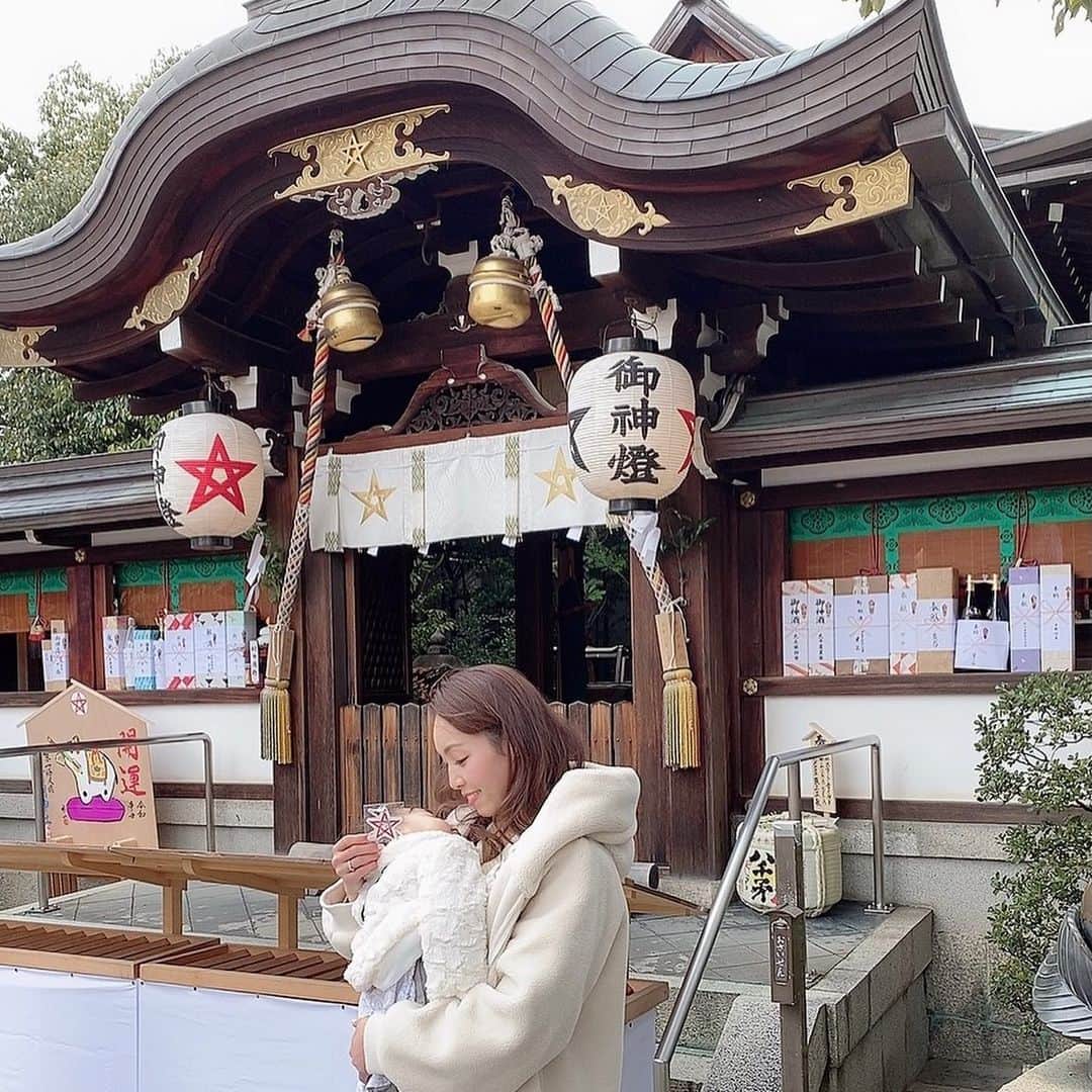 澤野井香里さんのインスタグラム写真 - (澤野井香里Instagram)「#初詣 ⛩🐮✨ @seimeijinja   いつもは#伏見稲荷大社 に行ってたけどきっとすごい人で密になりそうなので、今回は人が少なくて参拝しやすい穴場の#晴明神社 へ☺️ こちらは#安倍晴明 が祀られて、Mの命名をして頂いた思い入れのあるところ＾＾  フィギュアスケートの#羽生結弦 選手も参拝に訪れて、金メダル🥇を獲得された“SEIMEI”✨  寒すぎて☃️参拝とおみくじだけしてすぐ退散したけど、やっぱり日頃の感謝を伝えてお参りすると心がスッキリする♪  ステキな一年になりますように♡  #ks_20✨ #ks_kyoto✨#京都 #一条戻橋　#堀川一条 #M🍒_」1月2日 7時53分 - kaori_sawanoi