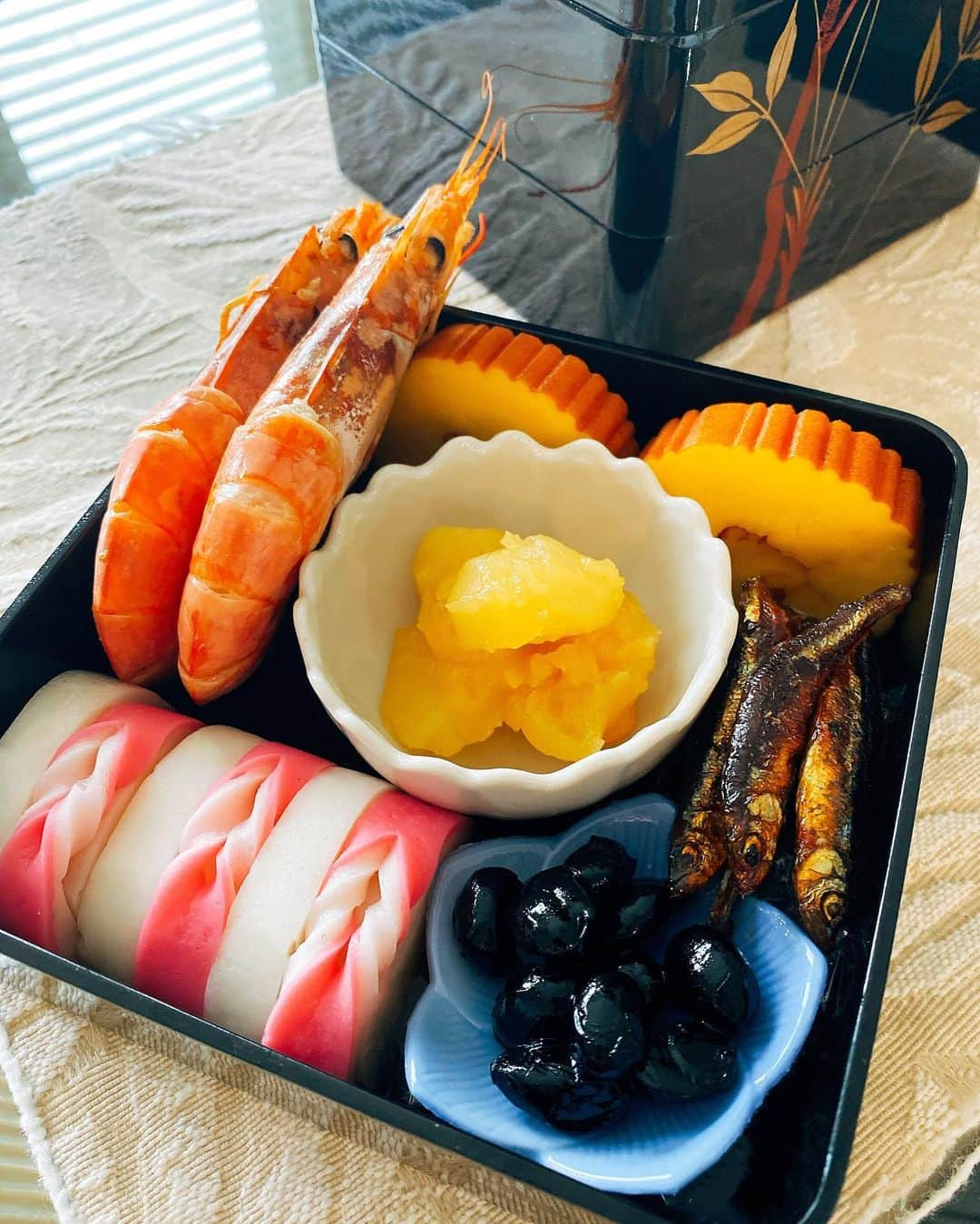 メロディー・モリタさんのインスタグラム写真 - (メロディー・モリタInstagram)「Happy New Year‼️☺️🎉💕 Celebrating 2021 Japanese style with osechi at home🥢 Lia's all dolled up in her sparkly red dress while I was too lazy to do any makeup or glam🙈 haha  I hope that the challenges and new experiences we all faced last year will allow us to become stronger for a peaceful 2021.  Wishing you 12 months of good health, 52 weeks of laughter, 365 days of unforgettable memories, 8760 hours of joy, 525600 minutes of good luck and 31536000 seconds of happiness!✨    新年あけましておめでとうございます！🎍㊗️🎀  幼い頃から、アメリカにいても大晦日は年越しそば、そしてお正月には簡単なおせちで毎年日本を感じています。 （リアは赤のドレスでおめかし！🐶）  去年経験した沢山の思いを今年に繋げ、2021年は笑顔が増える一年にしていきたいですね✨  今年もどうぞ宜しくお願い致します。」1月2日 7時56分 - melodeemorita