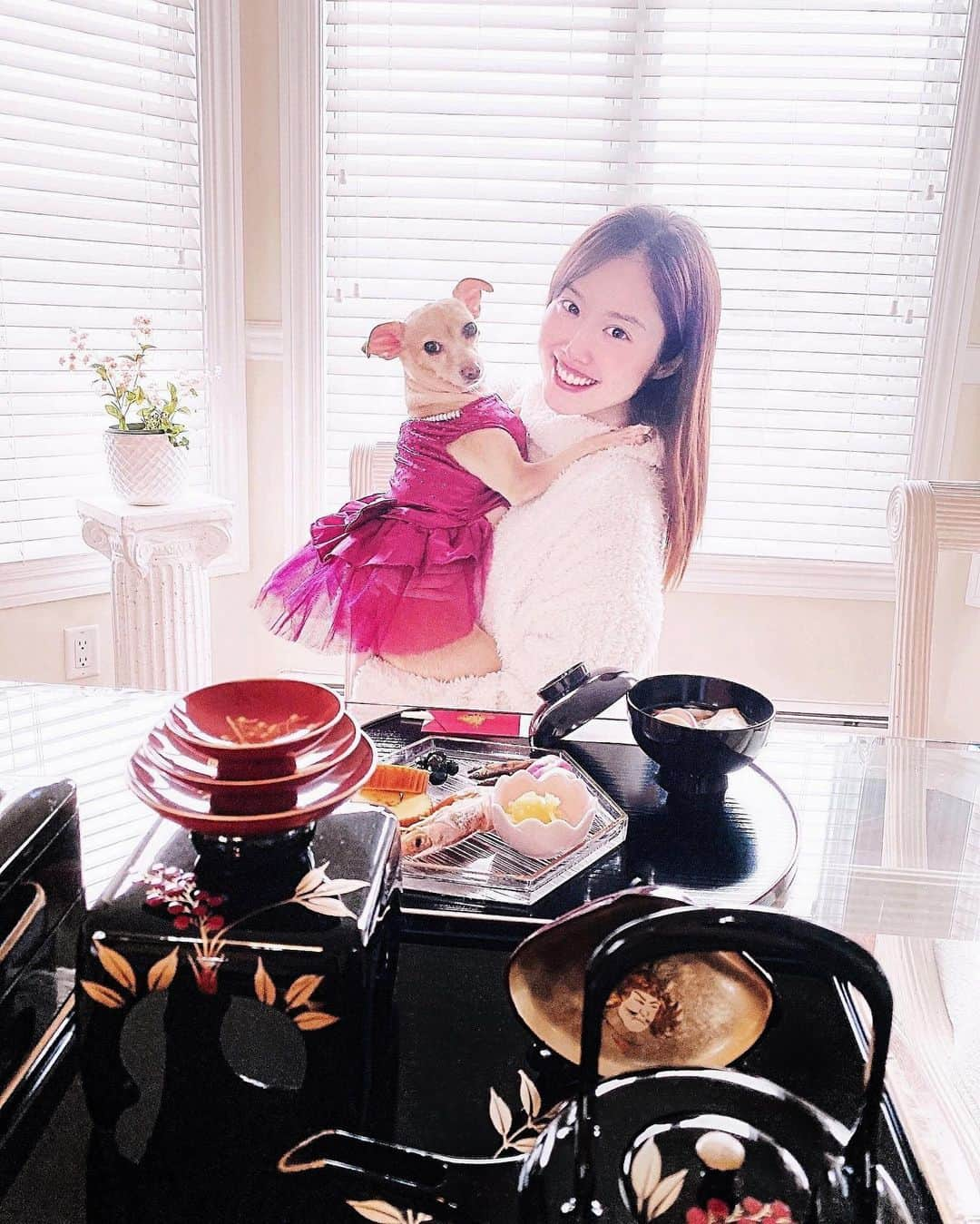 メロディー・モリタさんのインスタグラム写真 - (メロディー・モリタInstagram)「Happy New Year‼️☺️🎉💕 Celebrating 2021 Japanese style with osechi at home🥢 Lia's all dolled up in her sparkly red dress while I was too lazy to do any makeup or glam🙈 haha  I hope that the challenges and new experiences we all faced last year will allow us to become stronger for a peaceful 2021.  Wishing you 12 months of good health, 52 weeks of laughter, 365 days of unforgettable memories, 8760 hours of joy, 525600 minutes of good luck and 31536000 seconds of happiness!✨    新年あけましておめでとうございます！🎍㊗️🎀  幼い頃から、アメリカにいても大晦日は年越しそば、そしてお正月には簡単なおせちで毎年日本を感じています。 （リアは赤のドレスでおめかし！🐶）  去年経験した沢山の思いを今年に繋げ、2021年は笑顔が増える一年にしていきたいですね✨  今年もどうぞ宜しくお願い致します。」1月2日 7時56分 - melodeemorita