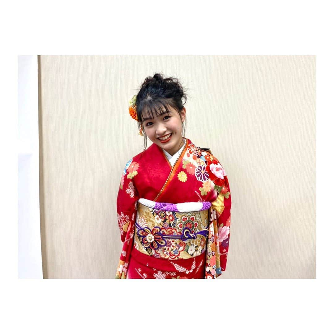 湊胡遥さんのインスタグラム写真 - (湊胡遥Instagram)「. 明けましておめでとうございます🎍🐮 今年もよろしくお願い致します！ 今年の振袖は、赤でした~素敵な柄☺︎」1月2日 8時03分 - koharu_minato61official