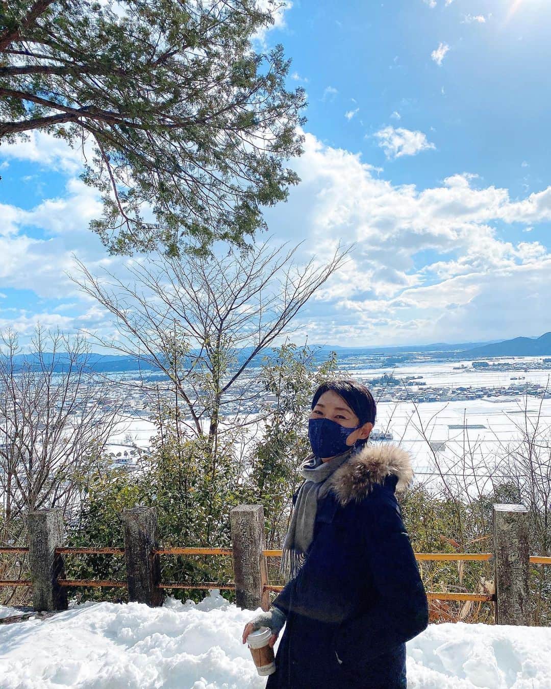 大島央照のインスタグラム：「昨日は勝利と幸福を授ける神様の太郎坊宮へ。山上にお参りするところがあって、かなり急な階段をのぼること750段！!‥聞いてない、笑。。結構しんどかったですが、登った後の、景色は最高でした！！ 今年は展覧会があるので、年初はかなり忙しくなりますが、常に余裕をもって行動できるようにしたいと思います✨  元旦に目標が立てられてお参りができたので、スッキリ！！  健康第一で楽しく進んで行きたいです☺️  みなさん、お正月のんびり楽しんでください🎍✨  #happynewyear #太郎坊宮 #太郎坊神社 #勝利の神様 #太郎坊天狗  #天狗👺 #阿賀神社　#shiga #snow #japan #happynewyear #2021 #明けましておめでとう #元旦  #良い一年に #雪 #雪景色 #滋賀県 #写真 #記念日 #撮影 #正月 #happy  #photo #smile #家族と過ごせる時間に感謝」