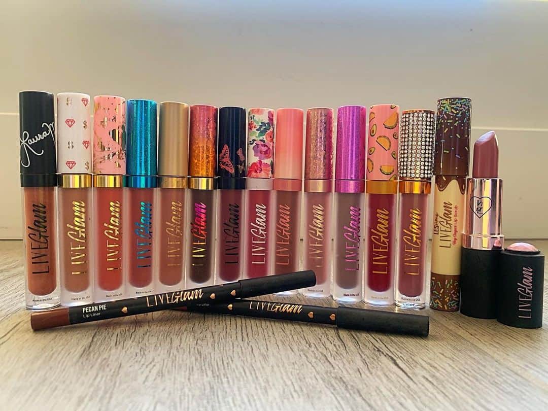 LiveGlamのインスタグラム：「Happy New Year, #LiveGlamFam 🎆💋 Wishing you all your most glamazing year yet! 🎉  What was your favorite #LiveGlam product from 2020?! 💄✨」