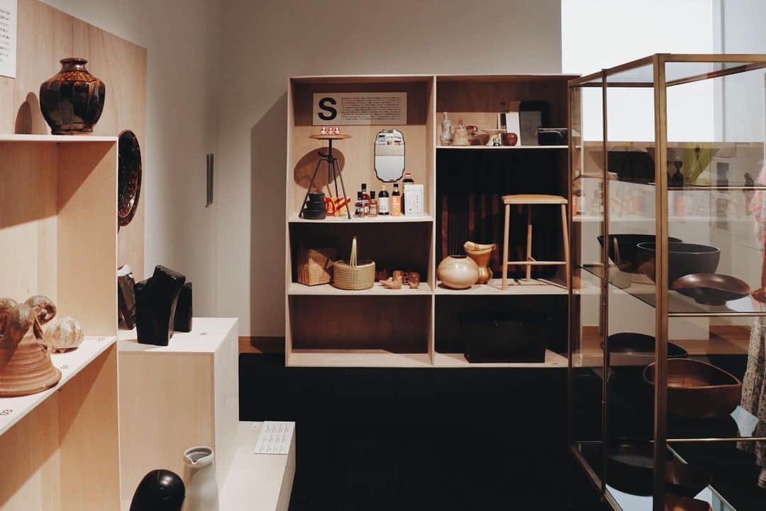 naoko tawaraさんのインスタグラム写真 - (naoko tawaraInstagram)「March 2020 ランドスケーププロダクツ展「風景をつくる眼。」  - いつも東京出張と合わせて、展示やいきたいお店をぐるぐるまわるんだけど、最近はそれもできない。 これは2020年最後の東京出張になったときに巡ったランドスケーププロダクツさんの展覧会。 霧島アートの森で開催していたときはいけず、悔しい思いをしていたけれど、巡回すると聞いて嬉しかったのを覚えてます。 会場に並ぶのは、中原さんの憧れの対象であるデザインや工芸やアート作品と、それらを学ぶことで出会った工芸家たちの作品など。キーワードとあわせて、中原さんが見てきたもの、感じてきたものを覗きながら巡る。次第に、モノに対して愛らしさも感じて、会場の居心地もよくなってつい長居してしまった。 ただ、これをもっと深く感じるために勉強しないとなとも思う。よい刺激となりました。   #風景をつくる眼 #中原慎一郎 #代官山ヒルサイドフォーラム #landscapeproducts #craft #exhibition #art #ランドスケーププロダクツ　#2020年を振り返る」1月2日 8時15分 - noknok705