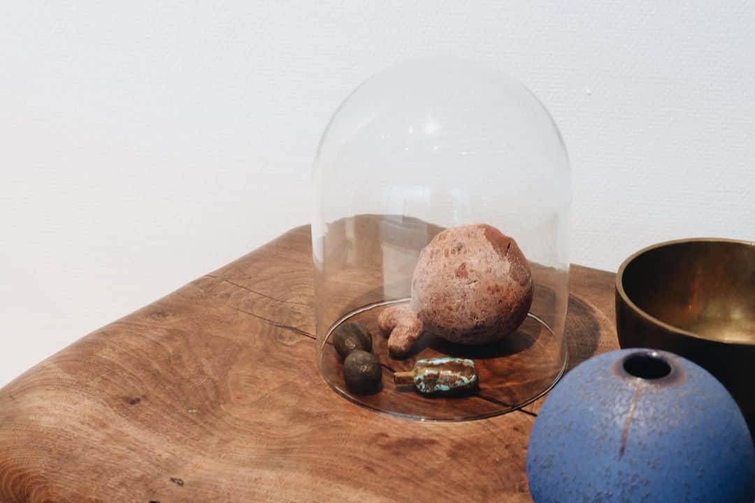 naoko tawaraさんのインスタグラム写真 - (naoko tawaraInstagram)「March 2020 ランドスケーププロダクツ展「風景をつくる眼。」  - いつも東京出張と合わせて、展示やいきたいお店をぐるぐるまわるんだけど、最近はそれもできない。 これは2020年最後の東京出張になったときに巡ったランドスケーププロダクツさんの展覧会。 霧島アートの森で開催していたときはいけず、悔しい思いをしていたけれど、巡回すると聞いて嬉しかったのを覚えてます。 会場に並ぶのは、中原さんの憧れの対象であるデザインや工芸やアート作品と、それらを学ぶことで出会った工芸家たちの作品など。キーワードとあわせて、中原さんが見てきたもの、感じてきたものを覗きながら巡る。次第に、モノに対して愛らしさも感じて、会場の居心地もよくなってつい長居してしまった。 ただ、これをもっと深く感じるために勉強しないとなとも思う。よい刺激となりました。   #風景をつくる眼 #中原慎一郎 #代官山ヒルサイドフォーラム #landscapeproducts #craft #exhibition #art #ランドスケーププロダクツ　#2020年を振り返る」1月2日 8時15分 - noknok705