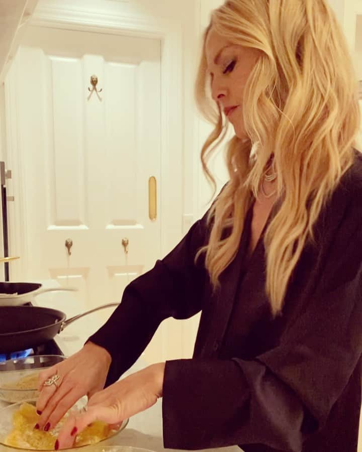 レイチェル・ゾーのインスタグラム：「Totally #biased after almost #30 years but I’ll take it 🥰☺️ @rbermanus #chef 👩‍🍳 #aboutlastnight #thisisus .. making 🐟 milanese XoRZ」
