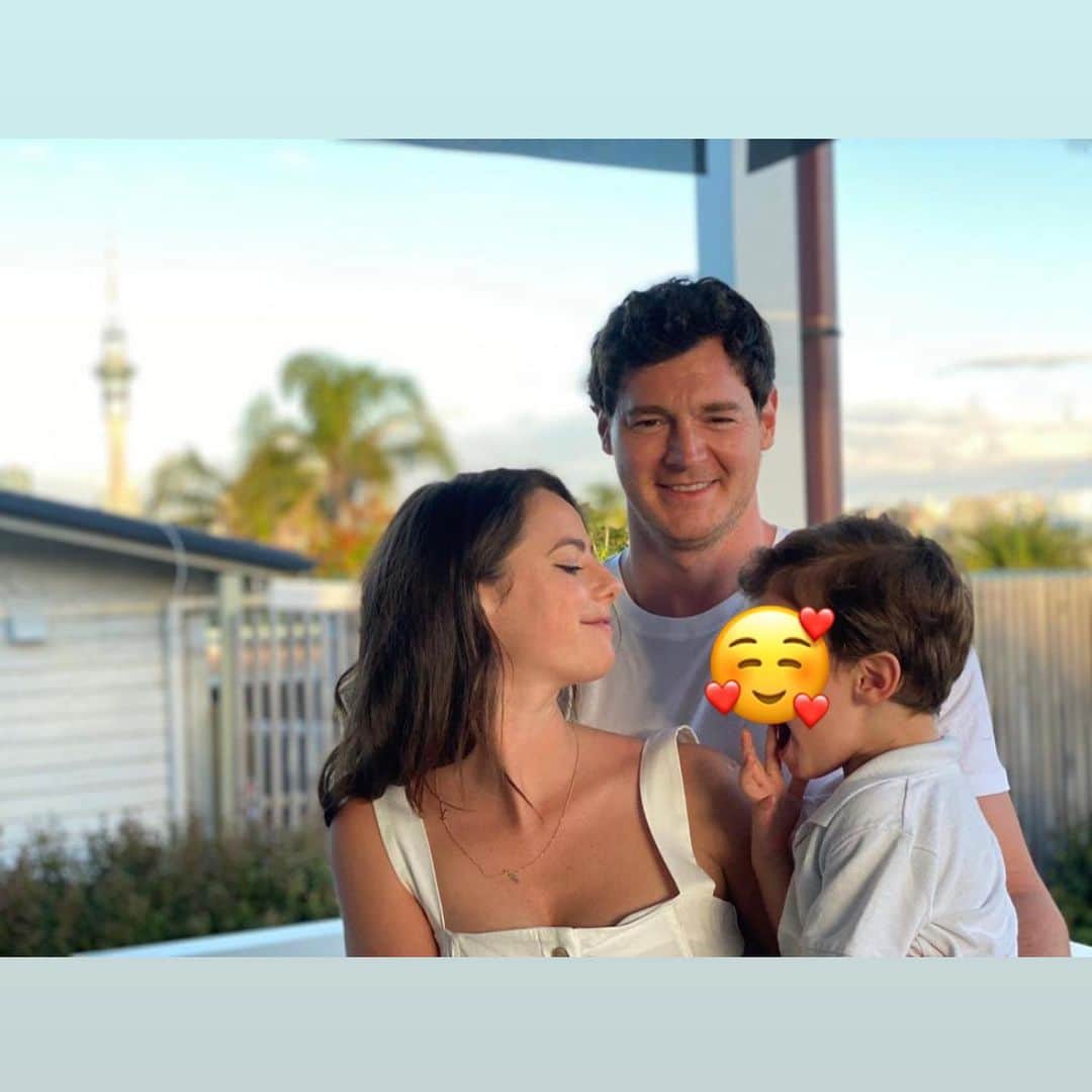 カヤ・スコデラリオのインスタグラム：「Happy 2021 world. So pleased to be back with my boys. Sending everyone who has had a shitty year love and blessings for a better time ahead. ❤️❤️」