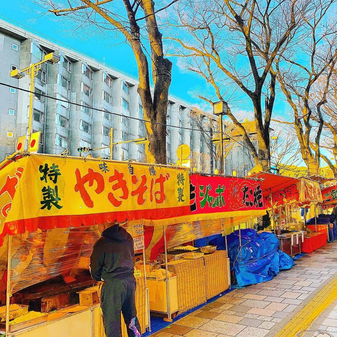 のインスタグラム：「《OhaYOKAN》  今朝の 原宿表参道は快晴なり…☀️  清々しく さわやかな冬晴れの朝🌅  朝ラン＆ウォークは快調でした…🏃‍♂️👟  さて  昨日の元旦は  お昼に  お雑煮を作って食べ  軽く一杯と シャンパンを開けて飲んだら…🍾  見事に爆睡…💤  寝正月と なってしまいました…😇  まぁ、  例年なら 1年の疲れが一気に出て  風邪を引いて 寝正月の率が高いので  そんなに 変わらないのですが 健康なだけ良しとしましょう❣️  ということで  本日の YOKANは  たくさんの メール、LINEやSNSでの 新年のメッセージのお返事をしつつ  昨年から なかなか進まない  断捨離＆大掃除レンジャーを…🙋‍♀️  今日からは 気合を入れてがんばりまーす✌️  そして  毎週土曜日は  鎌倉エフエムにて 17:30〜  『YOKANのBrasstic Time』  絶賛放送中…🎙🎧👄🎵📻✨ （スマホ＆ネットからも聴けます📲）  番組詳細 本日の曲目等は  後ほど アメブロよりお知らせします…🔔  アメブロ 『YOKANのBrassticな生活☆』  https://ameblo.jp/yokanstudio/  プロフィールからも行けます☆  みなさま  笑顔で ステキなお正月を…🎌🎍💓🎍🎌  ※今朝の  『YOKAN散歩』  写真は  今年は 中止となる噂のあった  お正月 三が日恒例の屋台の出店…✨  今年も出てました❣️  後で買いに行こ〜っと…👛  #harajuku #omotesando #原宿 #表参道 #tokyo #japan #morning #朝 #朝ラン #ウォーキング #running #walking #plogging #プロギング #OhaYOKAN #YOKAN散歩 #街角アート #streetart #foodstalls #屋台 #出店 #openingstore #friednoodle #焼きそば #takoyaki #たこ焼き #お正月便り #インスタ映え #instagram #笑顔でステキな1日を💓」