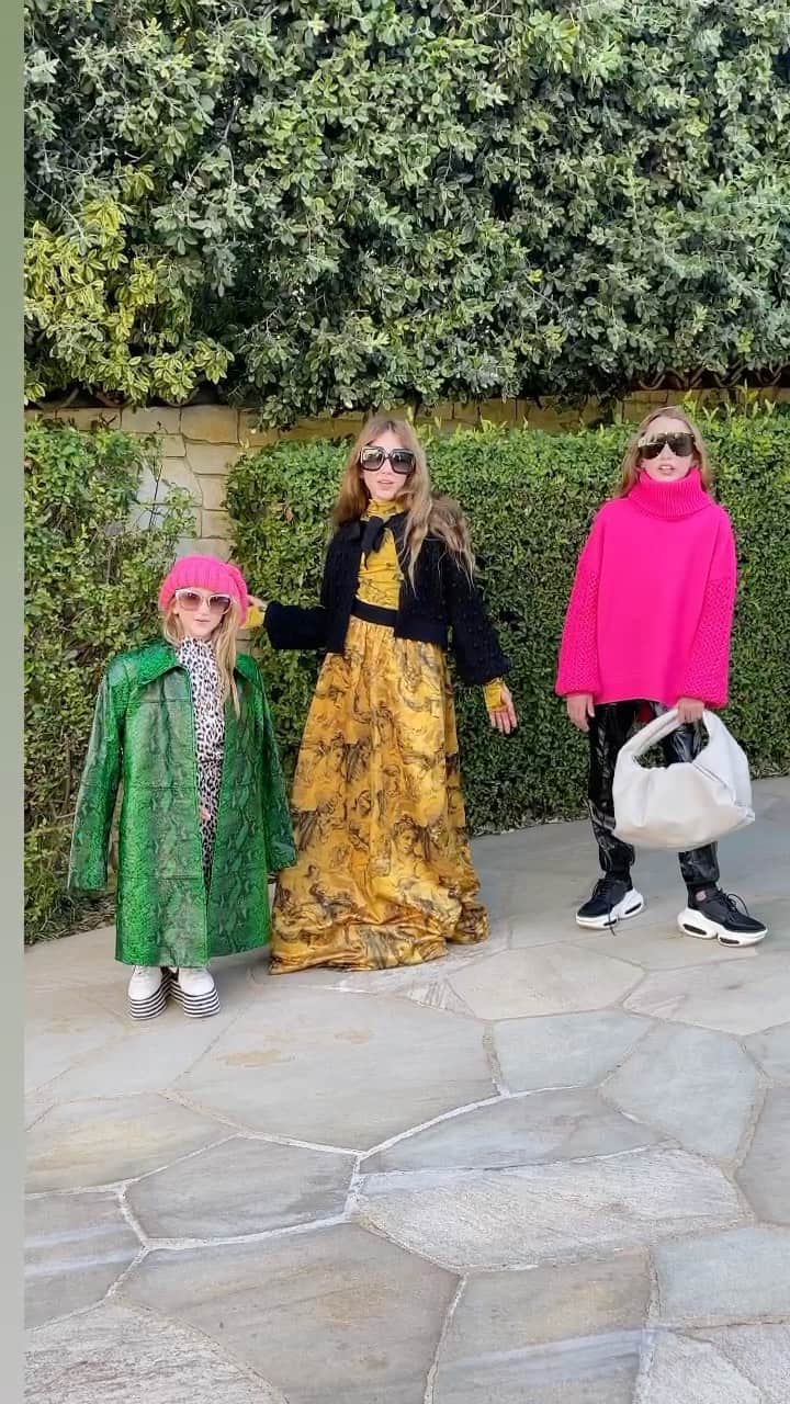 アリス+オリビアのインスタグラム：「Wishing you all a happy (and colorful) new year!!! While this year had many challenges I do appreciate the special time I had with these three beauties! (**When they weren’t trying to physically assasinate each other) 😂」