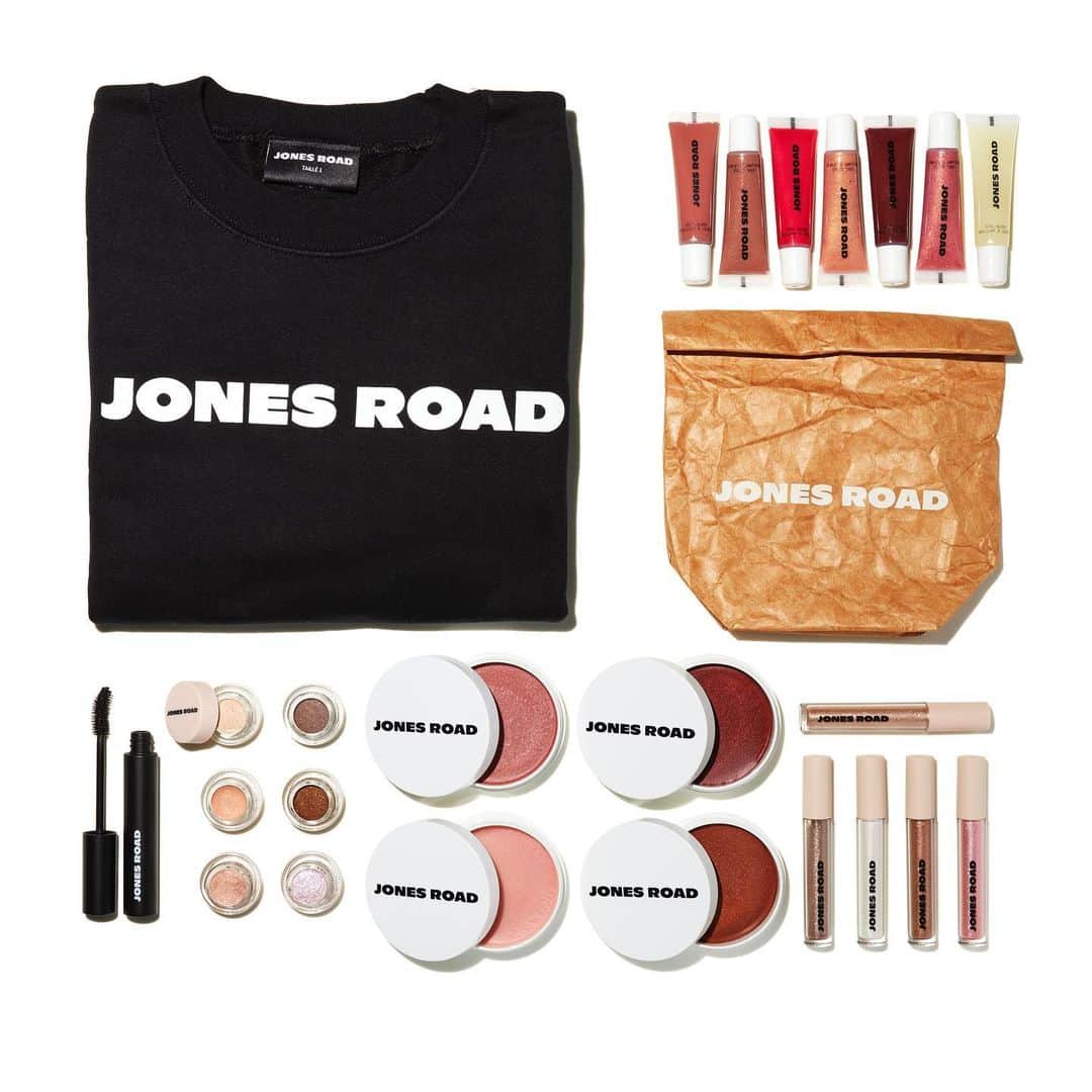 ボビー・ブラウンのインスタグラム：「Couldn’t wrap up 2020 without a shout out to @jonesroadbeauty and the peeps making it happen. I never realized how much I missed doing what I love until I got to do it again. A shout out to all the beauty founders and brands that inspire me and have been sounding boards. We are way better together. Love and excitement for 2021 #dowhatyoulove」