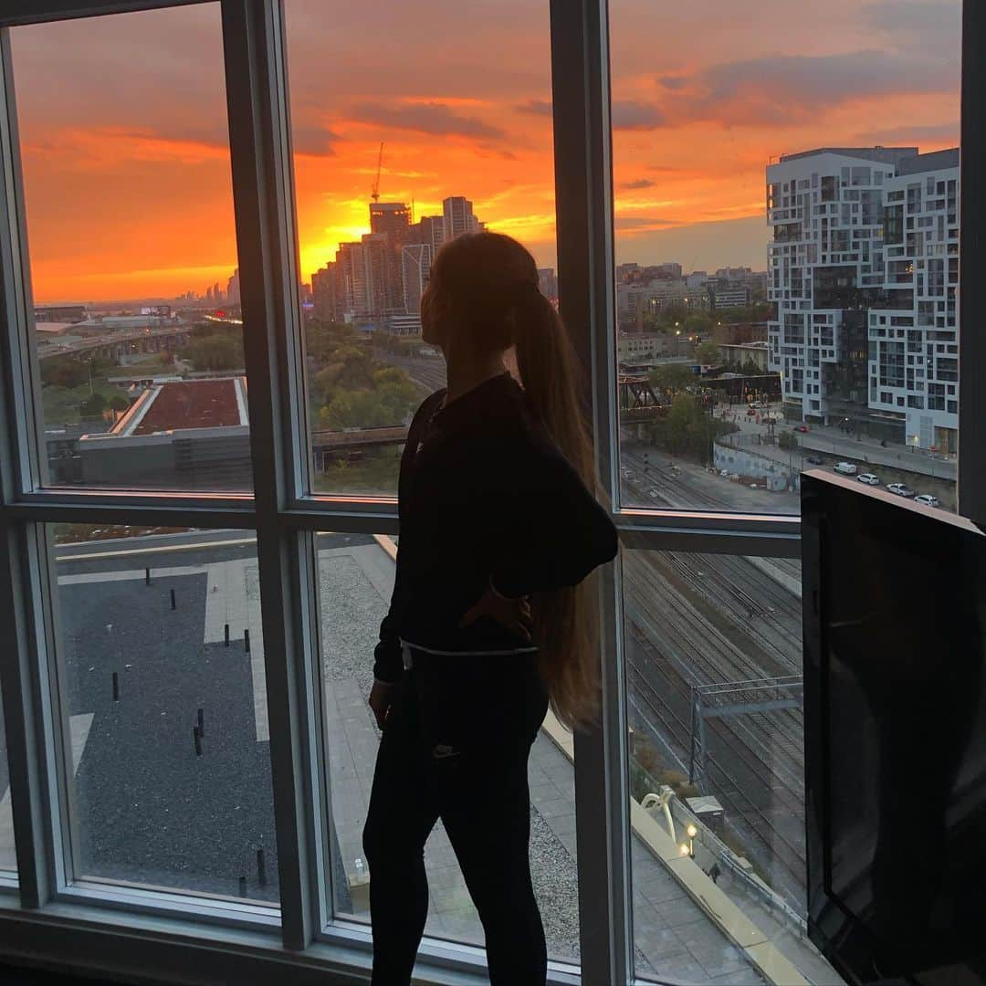 Justine Brasseurのインスタグラム：「Starting 2021 with this because as you know, I’m a sunset lover and it makes me happy🥰Happy New Year everyone❤️」