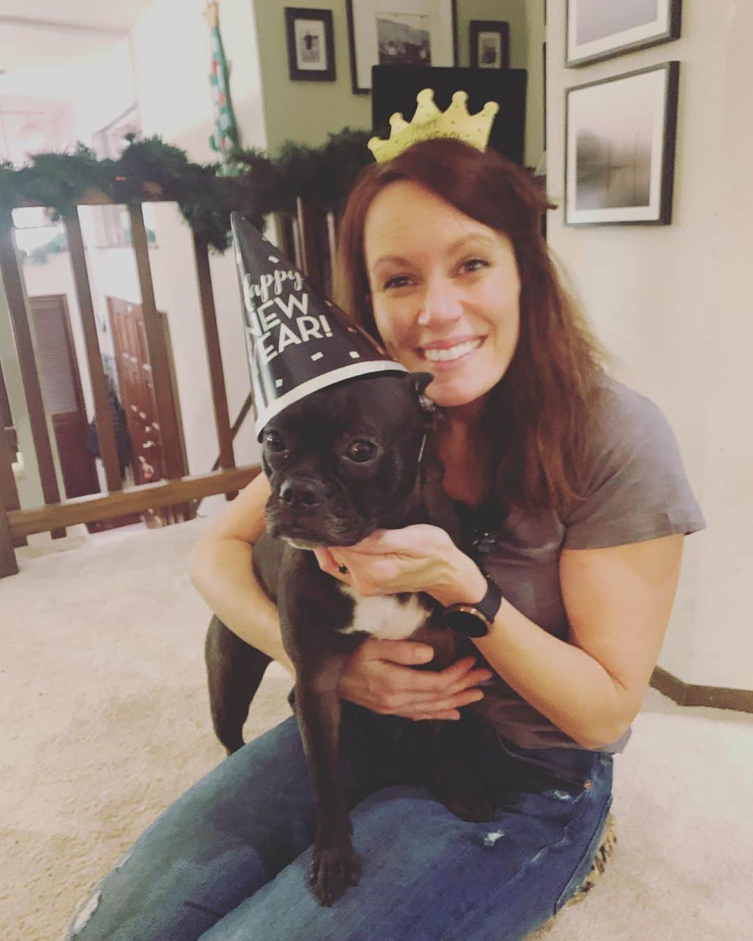 エミリー・スワローのインスタグラム：「Norma Jean Meatballs giving the transition from 2020 to 2021 some proper #sideeye. * #2021betternotmakeanysuddenmoves #happynewyear #2021 #newyearseve #frenchtonsofinstagram #frenchton #dogstagram #dogsofinstagram」
