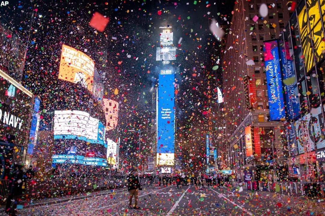 ABC Newsさんのインスタグラム写真 - (ABC NewsInstagram)「Confetti falls after the Times Square New Year's Eve ball drops on Jan. 1, 2021 in New York City. The usually crowded area was mostly closed off due to the COVID-19 pandemic. #newyear」1月2日 9時00分 - abcnews