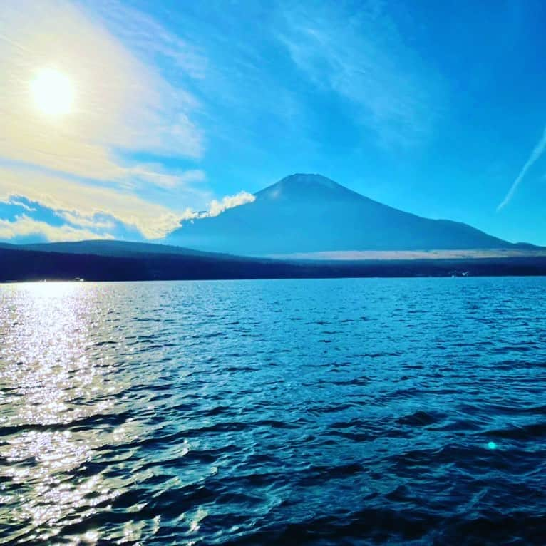 浜名ランチのインスタグラム：「あけましておめでとうございます🎍✨  昨年はたくさん私のインスタに足を運んでくださってありがとうございます😊  今年もお料理たくさん作る一年になりそうなので皆さんに是非見て頂きたいです(*ﾟ▽ﾟ*) 昨年叶わなかった生配信今年はどこかでやるので待っててくださいね！！  写真は昨年で1番綺麗に撮れた傑作品です。 大好きな富士山と太陽と飛行機雲☀️」