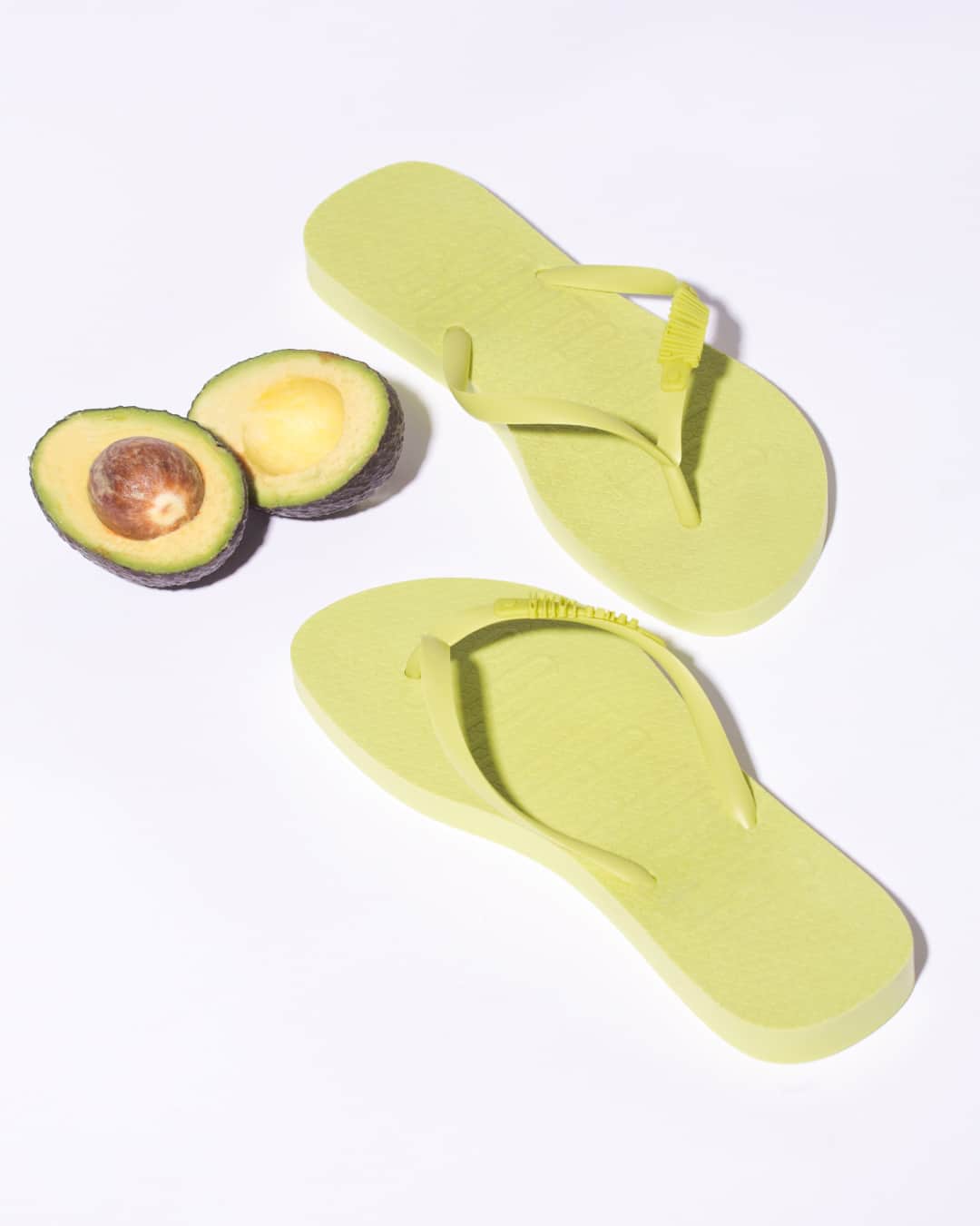 Santa Lollaのインスタグラム：「Seguimos com a cartela vibrante da coleção Good Vibes! E pra cada cor, um desejo especial para 2021: Alegria na companhia do Verde Avocado; Paixão com o Rosa Quente; Harmonia presente no Azul Mediterrâneo; e por fim, Sabedoria refletida no Azul Aurora. Qual a sua cor favorita? [ R$69,90 cada ] #santalollaverao21 #goodvibes #flipflop #colors」