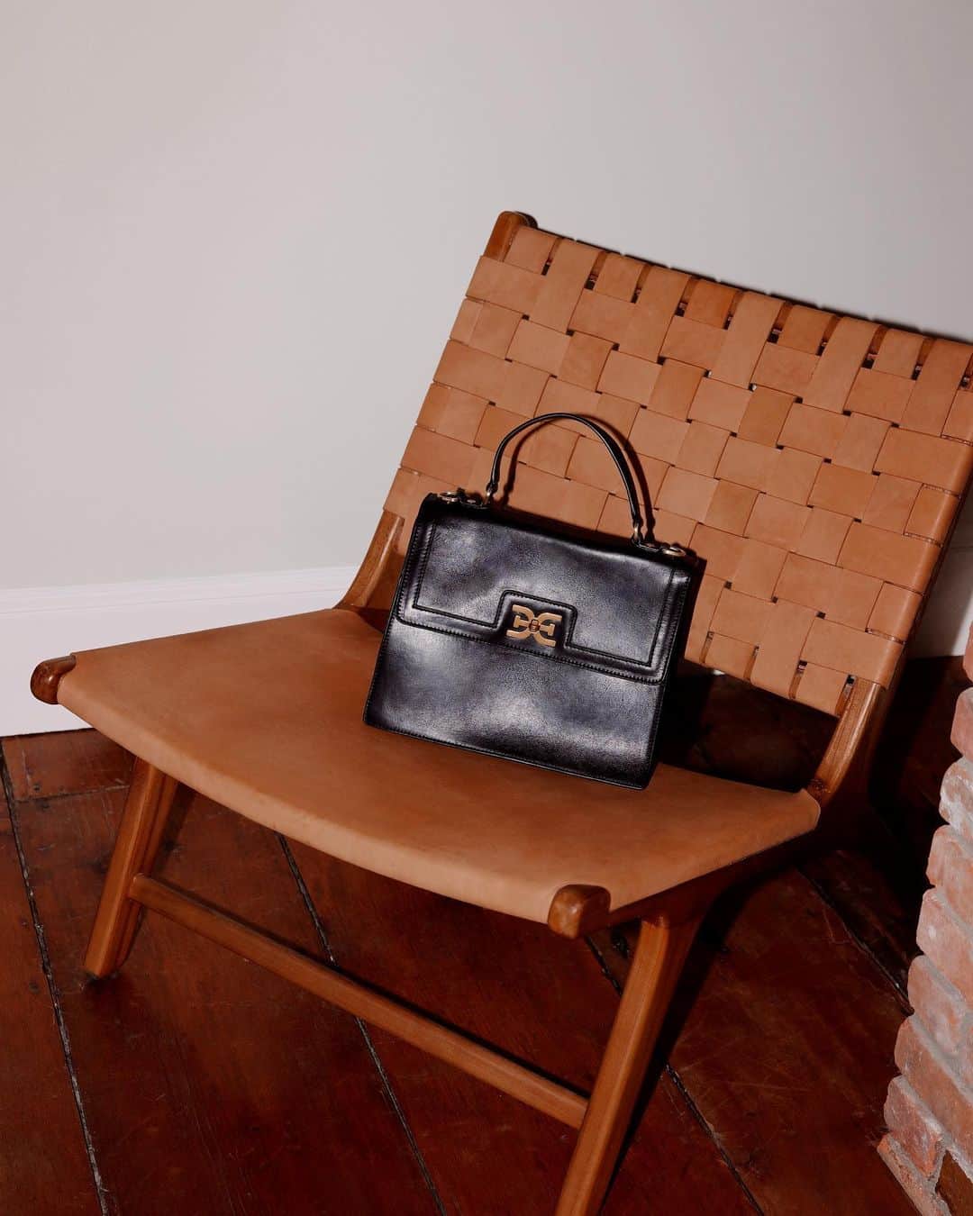 サムエデルマンのインスタグラム：「New year, new handbags Tap to shop the DOTTIE satchel  #SamEdelman #FW2020」