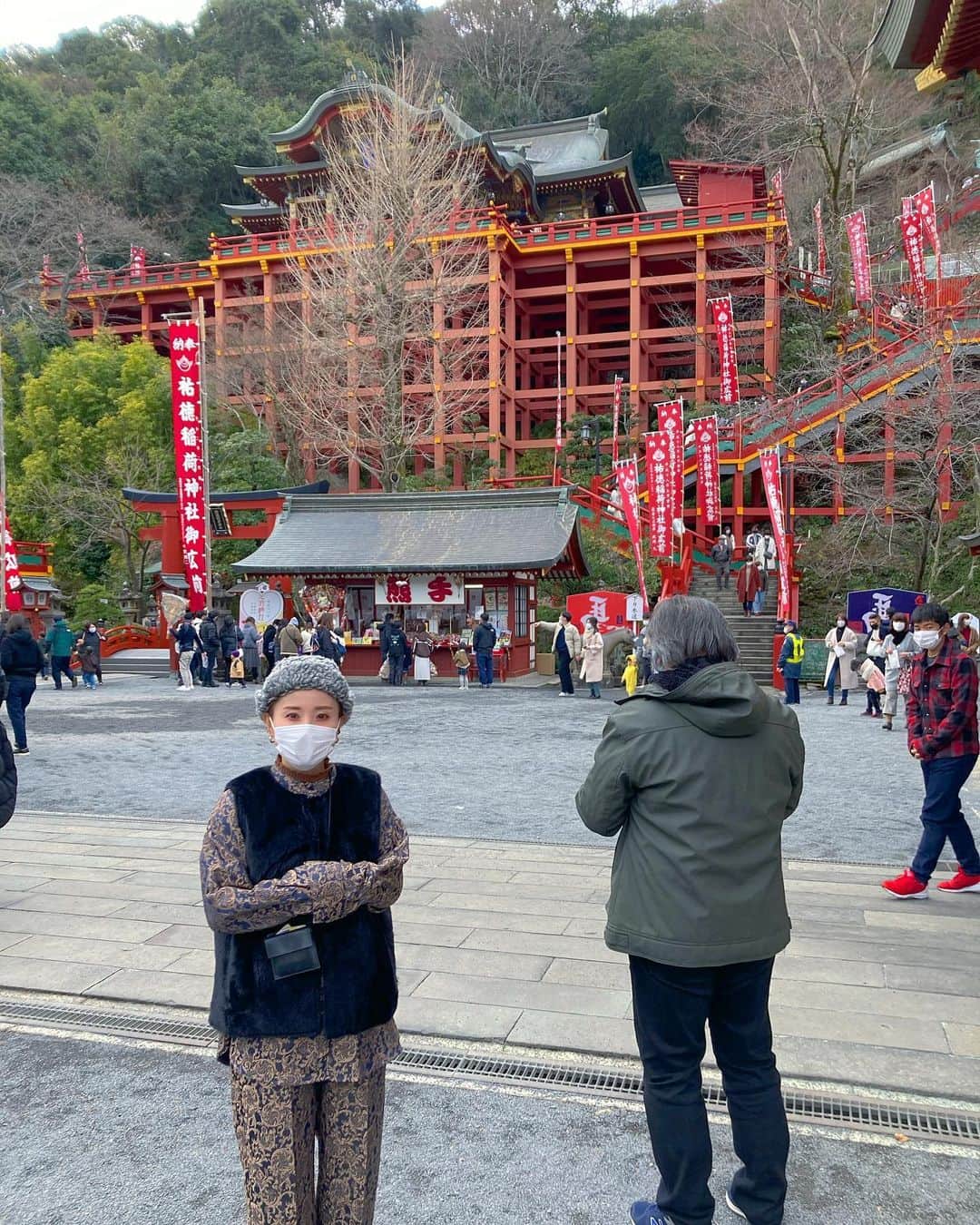 井上花実のインスタグラム：「あけましておめでとうございます🎍 今年もよろしくお願いします  皆んな初詣は三が日を避けるって言ってたので1月1日はお客さんが少なくて、参拝しやすかったです⛩ 大晦日からずっと暴食してて、早くもお腹壊して寝込みました」