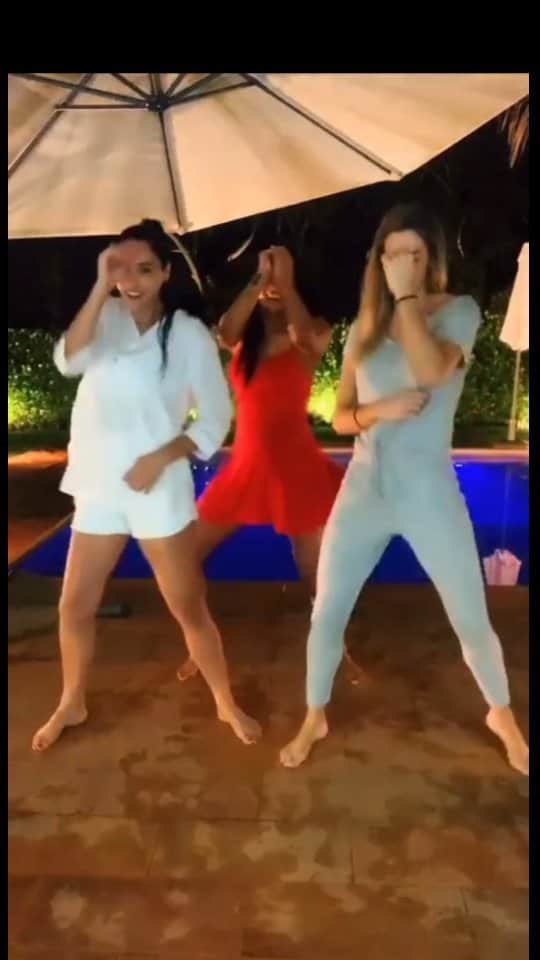 SuelleOliveiraのインスタグラム：「Dancinha da despedida. Foi pouquinho, mas uma delícia! Obrigada @jaqueline , @murilovolei8 , Dona Jo, @julianajulianaofc pelos dias incríveis ❤❤❤. Que 2021 seja um ano de muitas bênçãos na vida de vcs! 🙏🙏🙏 #vem2021」