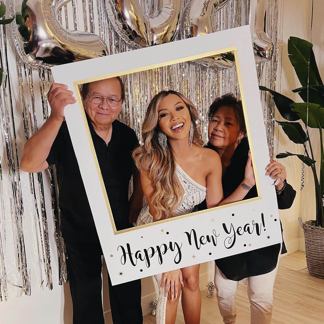 リアン Vのインスタグラム：「Created a mini photo booth last night for the fam & friends so we can capture some new memories 🥰📸 Missing my other sis @annagivo and fam back in northern Cali. 🤍 Looking forward to having bigger gatherings! 🙏🏽 Hopefully soon 😩」
