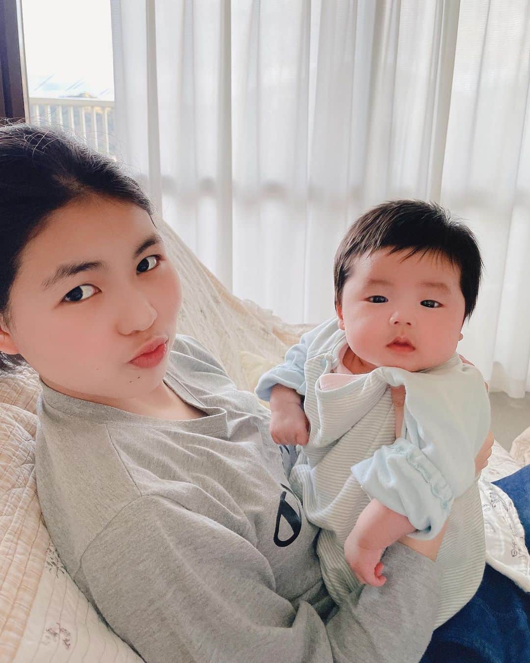 三佐和あやのインスタグラム：「明けましておめでとうございます㊗️&おはようございます♡  わたしが ぱくちゃんを抱っこしていても すぐ横取りしにきてくれるお姉ちゃん✨ わたしと、どっちがママかわからない😂  今年のお正月はステイホームしてます🎍 みなさんはどんな風に過ごしてますか〜？  #ニューボーンフォト #月齢フォト #月齢ロゼット #スマイル育児 #育児日記 #ママリ #赤ちゃん #ヘビ #ベビフル #ベビー #ベビスタグラム #親バカ部 #親バカ #親バカ部ig_baby #令和2年ベビー    #コロナウイルスが早く終息しますよう」