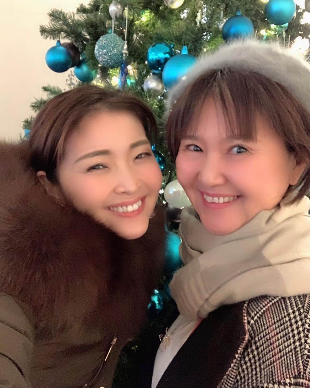 福良真莉果のインスタグラム：「． あけましておめでとうございます！ 今年も宜しくお願いします＼(^o^)／ ． ． みんなはどんな一年だったかな？ 私は、札幌引越して大きな決断だったけど 今、自分でコーディネートした一戸建てに住んで（1人だけど、、汗）最高に幸せだよー😭💕 ． ． 大変なことや、辛い事沢山あったけど そんな時いつもみんなのコメント見て励まされて、おかげ様で生かされてるんだなーって、、いつも本当にありがとう。 ． 今年もこんな私だけど、みんな宜しくねー！ ． ． みんなにとって、笑顔溢れた一年となりますように。。いつもがんばってえらいねー＼(^o^)／大好き×100！ ． ． ． #あけましておめでとう  #昨日投稿しようと思ったのに #携帯家に忘れて #実家で過ごしてたよー！笑 #いやぁー実家は最高だねー！ #癒されるって感じー！ #みんな今年も沢山の #笑顔溢れた毎日を過ごますように #いつもありがとう」