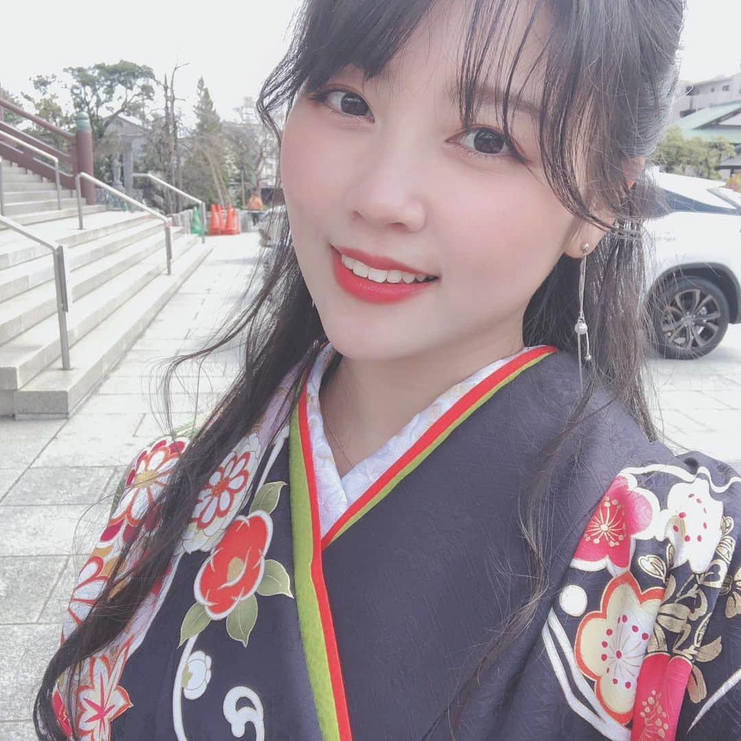 谷中唯彩のインスタグラム：「新年明けましておめでとうございます🎍  今年は着物を着てどこかに出かけたりできないけれどその分家でゆっくり過ごしてます！！  1月からライブも何個か決まってるしいいスタートをきれそうです🥰  今年もよろしくね☺️  새해 복 많이 받으세용 ~~ 앞으로도 많이 많이 사랑해주세요!!! 잘 부탁드립니다 🤲  #erg #yuisa #えるぐ　#엘구 #유이사 #좋아요 #키모노 #着物女子 #新年 #새해복많이받으세요」