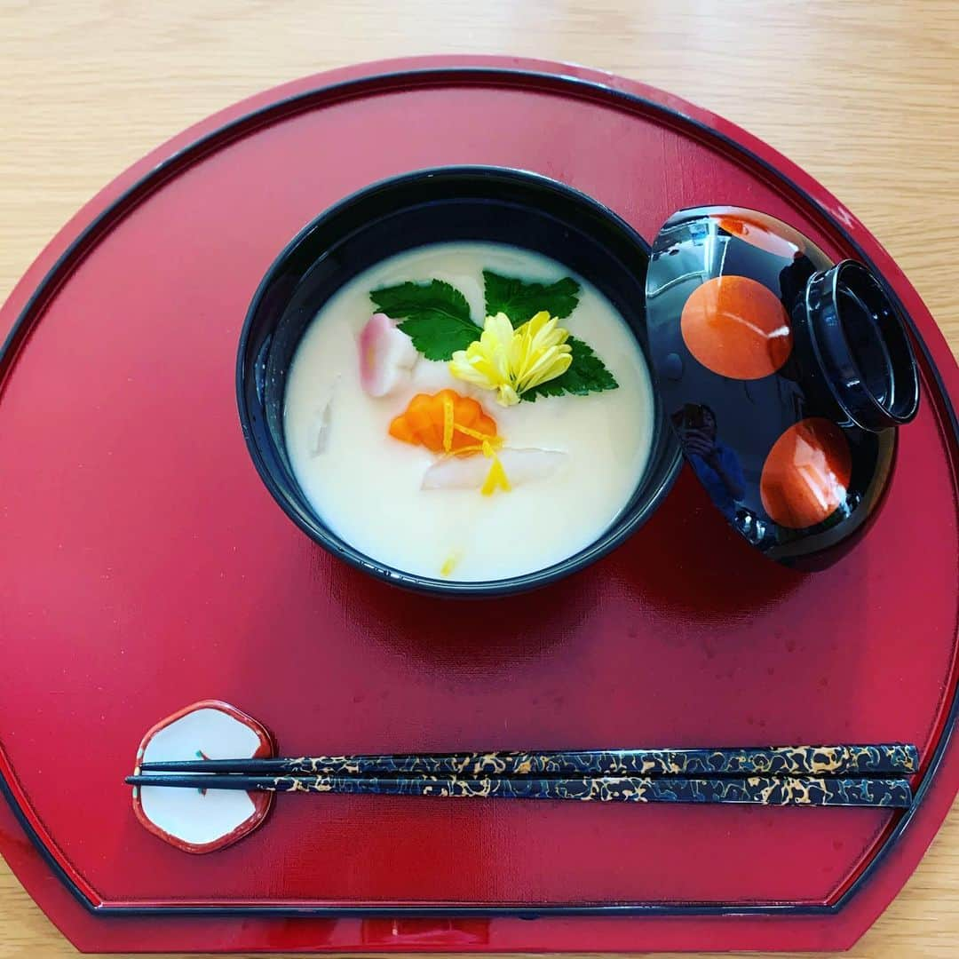 広川ひかるさんのインスタグラム写真 - (広川ひかるInstagram)「#白味噌のお雑煮 に初挑戦 今まで食べた事がないので正解なのかわかりませんが🆗が出ました 「懐かしい💕」と関西人の竜ちゃんは喜んでくれましたが私には謎の味でした。 、 #hikaruhirokawa #関西風お雑煮 #お雑煮 #はじめてつくってみた #昆布出汁 #味噌屋さんのサイトでレシピ参考」1月2日 14時40分 - hikaru_hirokawa