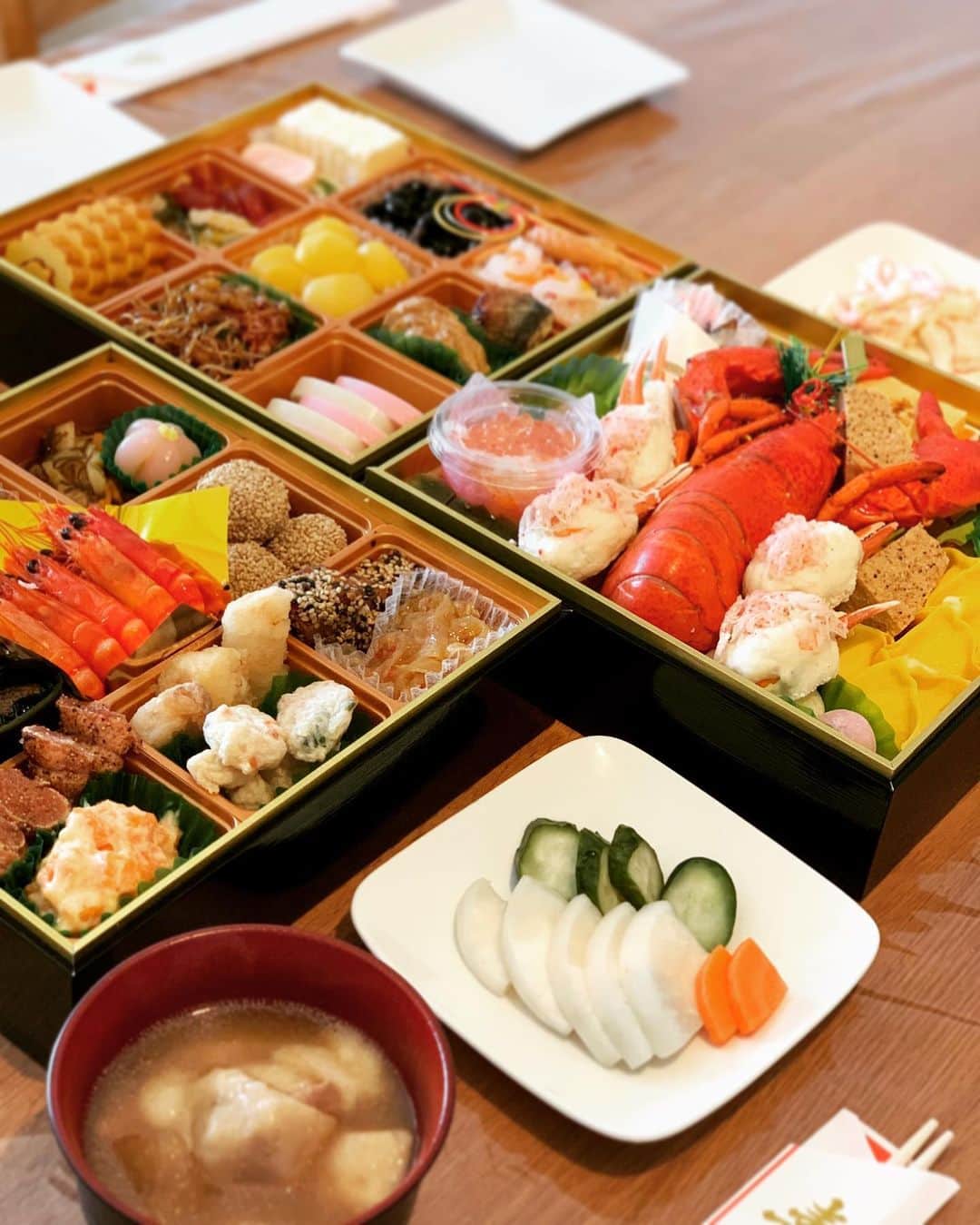 内藤陽子のインスタグラム：「あけましておめでとうございます🎍 今年もよろしくお願いします🙏 #内藤家 #2021」
