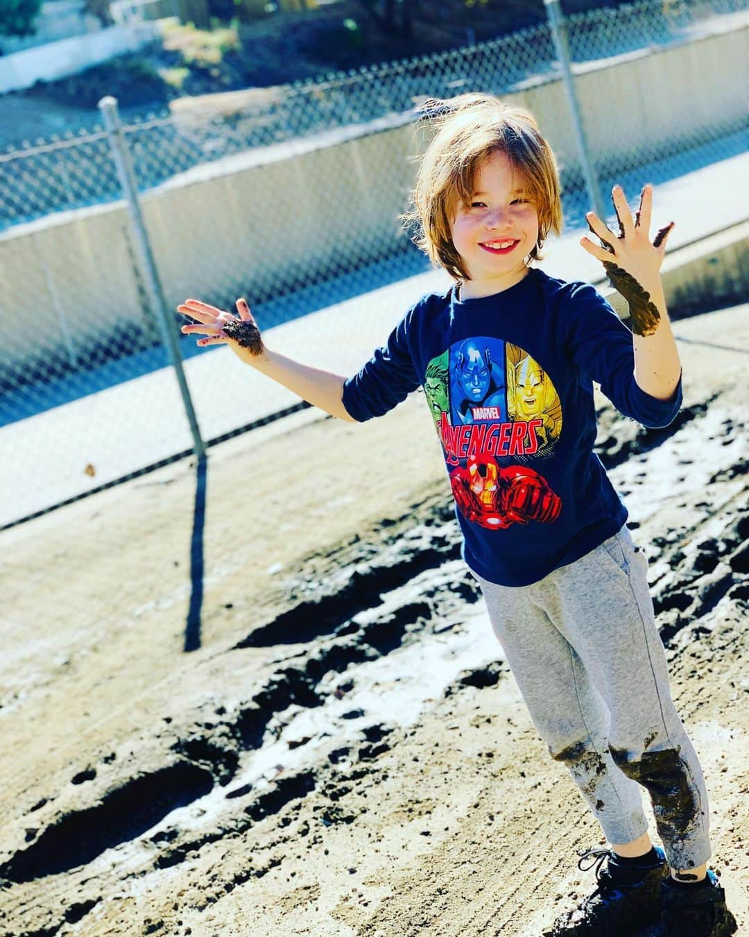 アンナ・シルクのインスタグラム：「A year ago he would have stepped around all this mud and now he jumps right through it:). Way to go Sammy❤️」