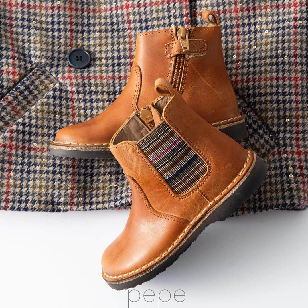 のインスタグラム：「pepe _side gore boots  24-39 イタリア靴職人の丁寧なつくりのブーツ。 マルチカラーのストライプがポイント！ ．  @lilietnene プロフィールリンクより リリエネネWEBサイトへ  よろしければご購入されたお客さまは #lilietnene のタグづけ投稿して 頂ければ嬉しいです！  パリのこども達とのライフスタイルや、 情報を発信する @lilietnene_paris もぜひご覧ください。 ．  #pepechildrenshoes #ペペ #sidegoreboots #キッズサイドゴアブーツ #イタリアの子供靴ブランド #lilietnene #リリエネネ #babyfashion #kidsfashion #paris #出産祝い #gift #キッズセレクトショップ #キッズファッション女の子 #ベビーファッション女の子 #女の子のママ」