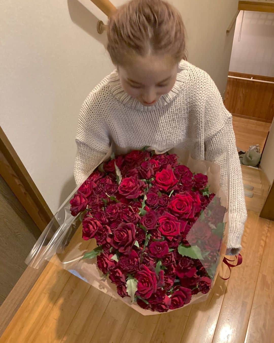井上花実のインスタグラム：「結婚記念日だった大晦日 バラの本数が多すぎて持ち上げきれなかった 新年初の買い物は花瓶にしよう そうそう、昨日聞いてみたらJPはインスタやめてました🧔🏻 毎日見てて飽きない面白き人なので、これからは私のストーリーに登場してもらおうと思います #jp🧔🏻近況  #結婚記念日」