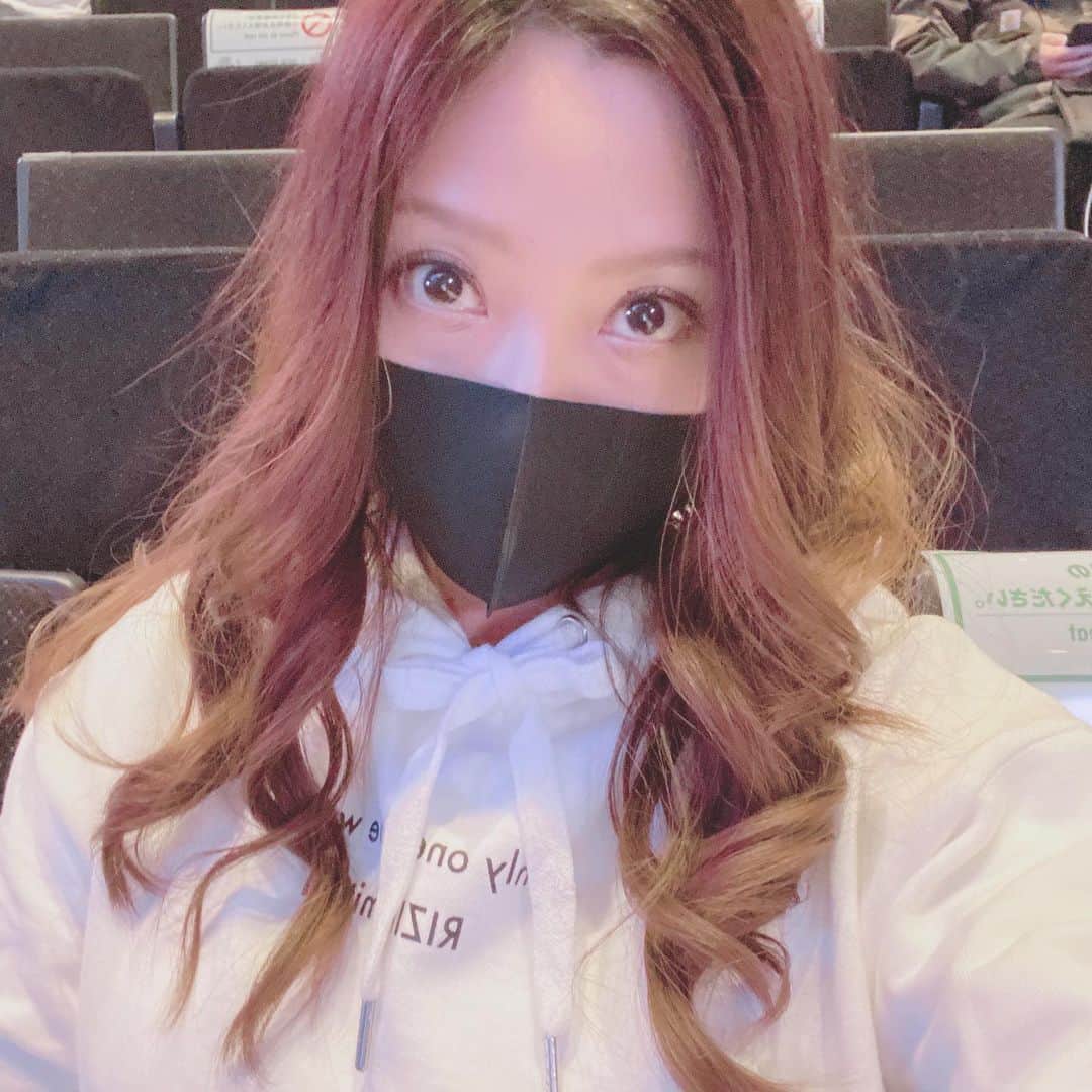 白木優子のインスタグラム：「Happy New Year🎉 年末は恒例のRIZINにて納め、年越しは移動の車の中でした🤣 今年はモウ🐄分のないくらい頑張っていこうと思います！ 本年もどうぞ宜しくお願い致します🙇‍♀️」