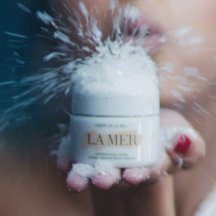 ドゥラメールのインスタグラム：「May each and every one of your wishes come true this year. With love and light, La Mer」