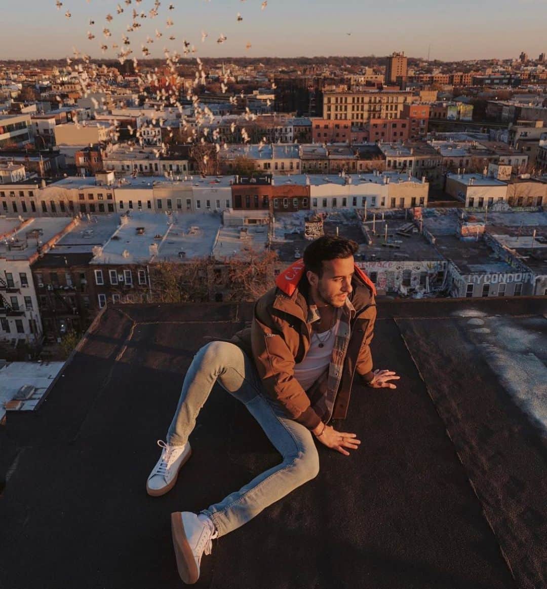 ハドソンのインスタグラム：「New Year. New View. Same Pants.」