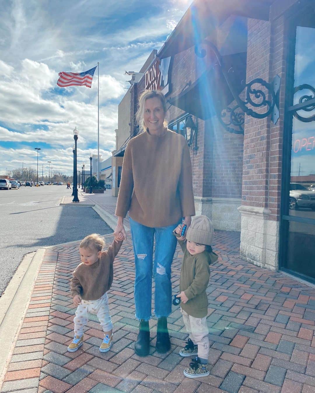 コリー・ロバートソンのインスタグラム：「Trying to get a picture with both grandsons: a series 🤍🤍Had a flashback to when @willrob.jr and @bellarobb were these ages; they were just 10 mths apart, exactly the age difference of Zane and John Shepherd! I was constantly chasing one down so usually just carried them on both hips🤪Such a sweet, fun memory and now I’m feeling like time is flying, and how is it 2021 already?!!   Happy New Year everyone! May this year brings tons of love and laughter, health and unity, growing and stretching, living and learning, and for me and @realwilliebosshog personally more grand babies to hold onto🤗」