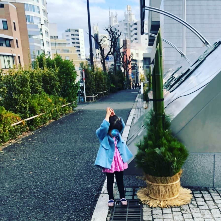 犬山紙子さんのインスタグラム写真 - (犬山紙子Instagram)「門松見かけるとこのポーズしてくれるようになった🎍」1月2日 9時43分 - inuyamakamiko