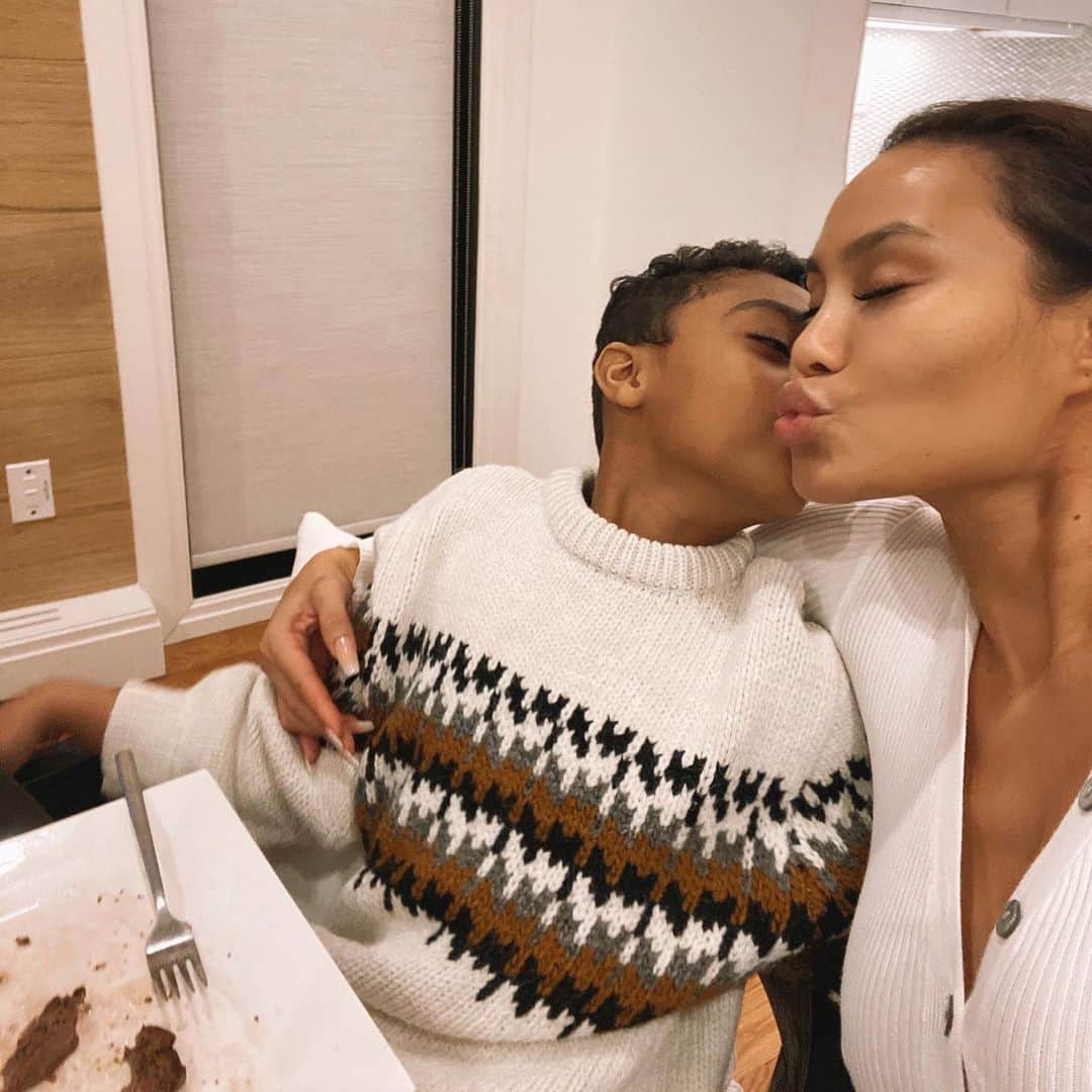 ダフネ・ジョイのインスタグラム：「First kiss of the New Year, I am Blessed! 🙏🏽🤍✨ 1.1.21」