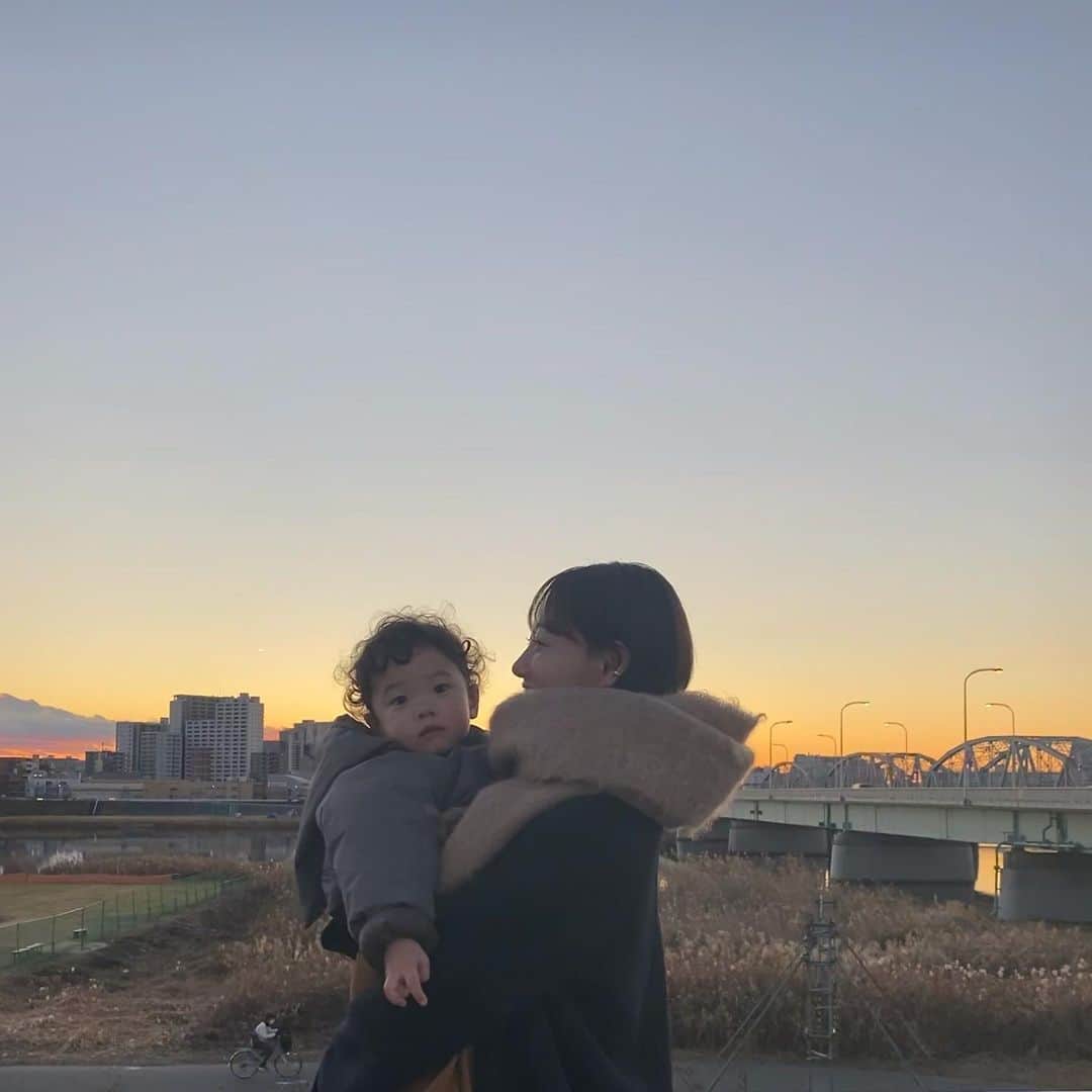 大塚良子のインスタグラム：「明けましておめでとうございます✨ 昨年もありがとうございました。  日々の生活に必死になっていたらあっという間に年の瀬を迎え世界的にも激動だった2020年。NY移住も気付けば4年が過ぎ久しぶりにゆっくりと過ごせた日本でのお正月は一層特別なものでした。  滞在中に無事VISAの更新も済んで私達はもう少しNYで暮らすことになりそうです。日本もアメリカも好きな所、嫌なところ、それぞれあるけどこうして離れてみることでどちらの良さも感じられるのは人生においてラッキーなことだと思うので引き続き家族でこの時間を大切に頑張っていきたいなと思います。  皆さまのご健康とご多幸、 どうか世界が安全に平穏な生活を送れますように。 今年もどうぞ宜しくお願いします💕 小浪良子　 #2021 #明けましておめでとうございます」