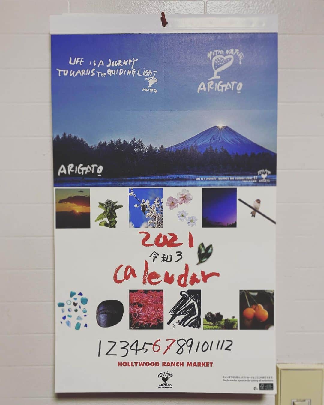 宇野薫のインスタグラム：「今年もお世話になります。  #ハリウッドランチマーケットカレンダー  #ハリウッドランチマーケット #HRM #聖林公司 #カレンダー #カレンダー2021 #令和3年 #旅は人生の道標 #arigato」