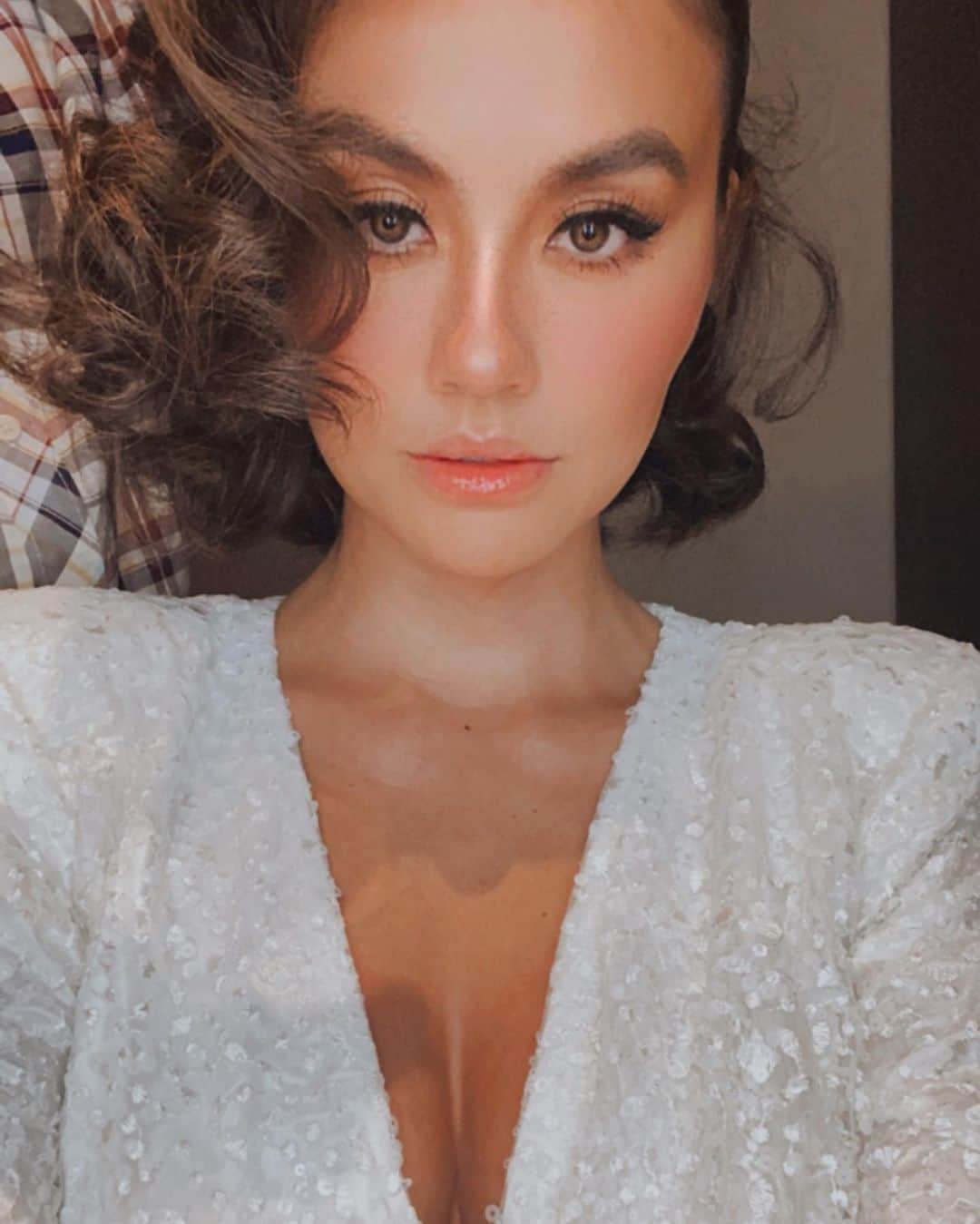 アグネス・モニカのインスタグラム：「Looking at 2021 like.   (Plus i kiiiillllleeeed my own make up 🤪) #AGNEZMO」