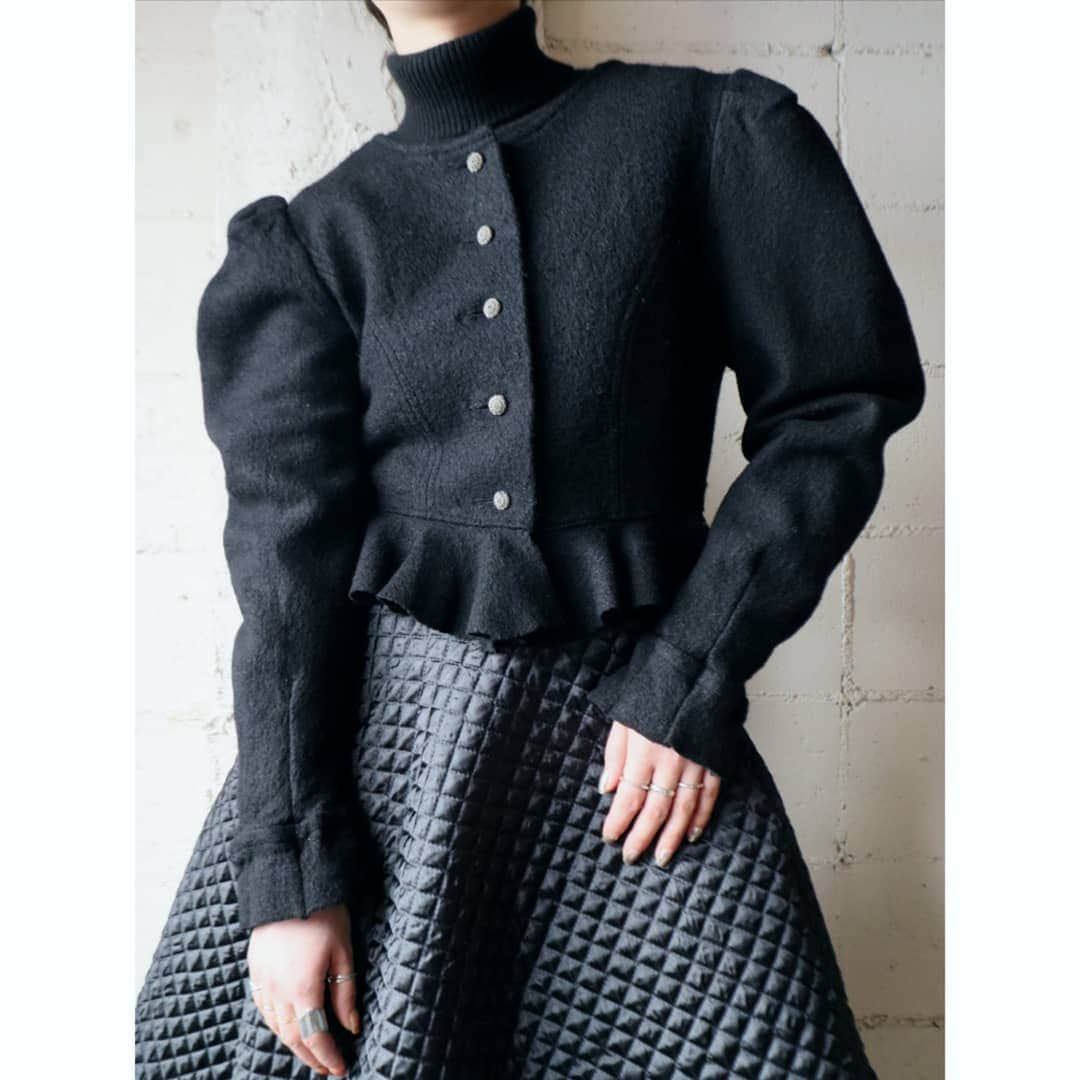 吉祥寺 古着屋 Orfeoのインスタグラム：「. 2021/1/3 NEW ARRIVAL  #orfeo #kichijoji #tokyo #vintage #used #fashion #coordinate #outfit . . 年末年始の営業時間 . 12/29～1/2  CLOSE 1/3～  12:00～20:00 . .  お問い合わせはインスタグラムのプロフィール掲載のメールアドレスにお願いいたします。お返事は1/4以降になることをご了承ください。 . またコメント、DMでのお問い合わせは受け付けておりませんので併せてご了承ください。 ONLINE SHOPの商品も店頭にてご購入頂けます。気になる商品がございましたらスタッフにお声掛けください。  新型コロナウィルス感染拡大防止策を徹底した上で営業をしております。マスクの着用、入店時にアルコールでの消毒をお願いいたします。」